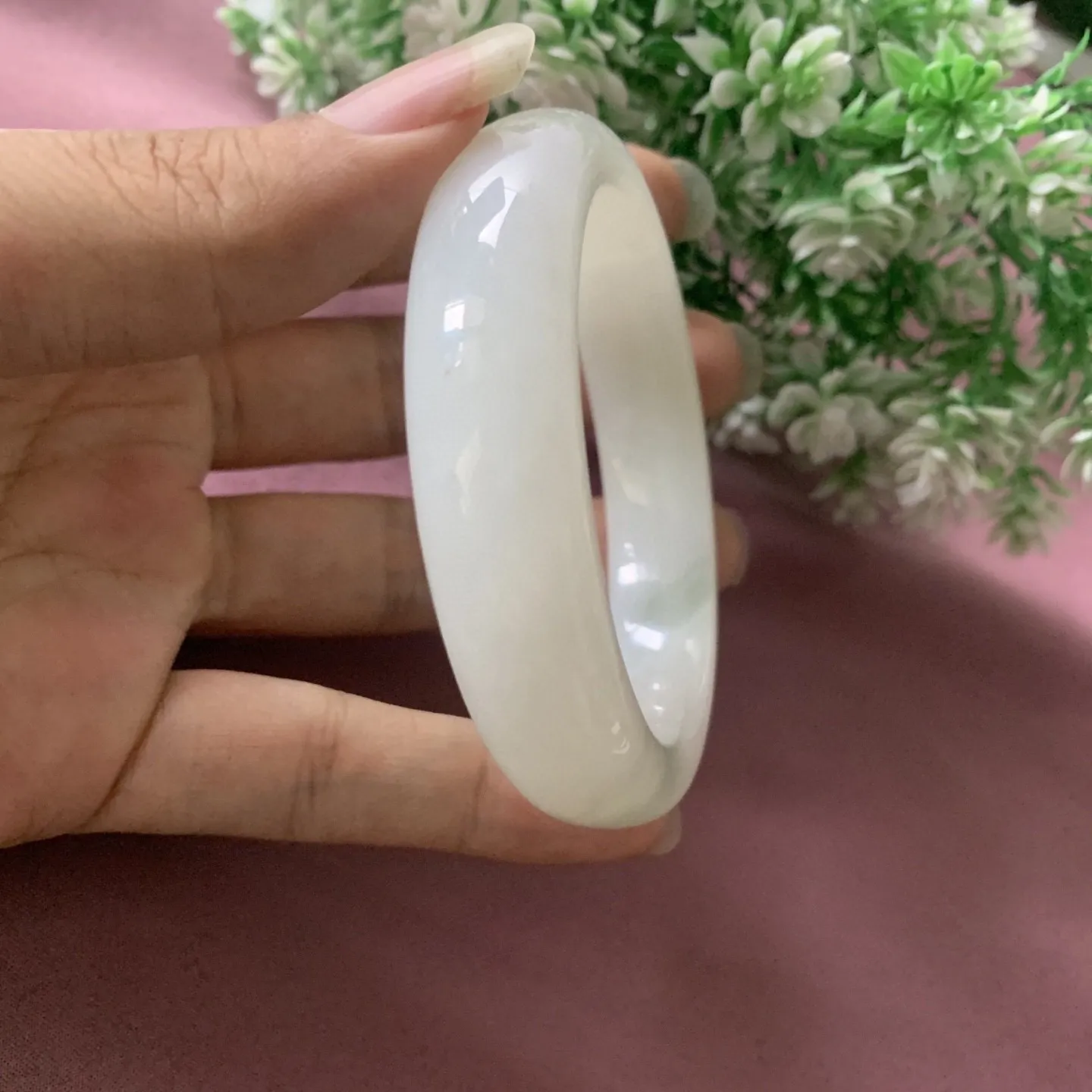 和田玉56圈口俄翠手镯，圈口56宽14重71.3克，品质好，料子好，脂粉好，细腻油润，佩戴端庄典雅，低调内涵