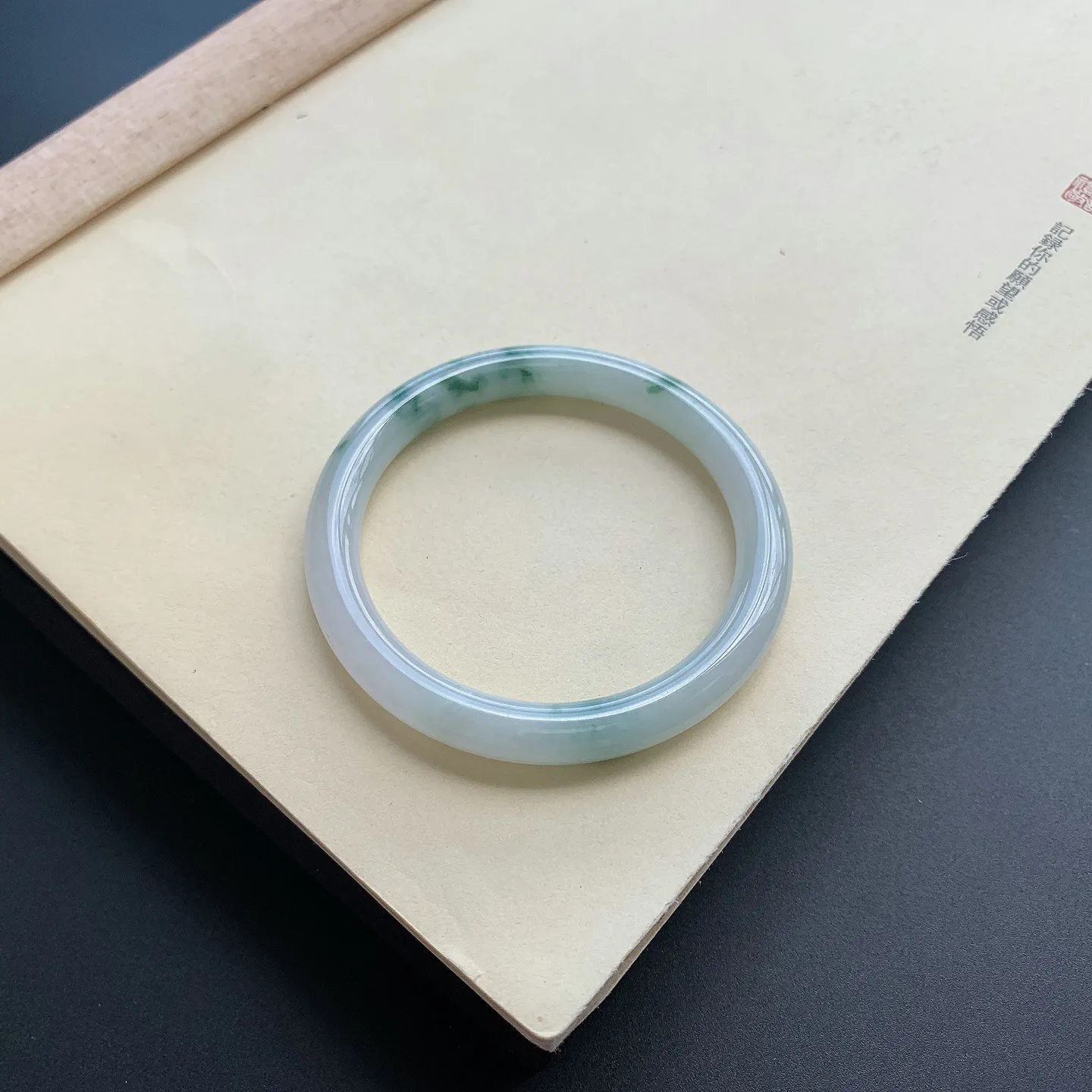 58圈口飘花圆条手镯 尺寸：58-8.5，无纹裂，细腻光滑，花色飘逸
