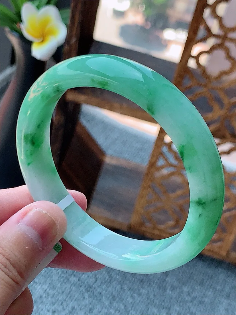 a货翡翠老坑飘绿正装正圈手镯58-59圈口  尺寸58×12.4×8mm 重量55.60g 0726