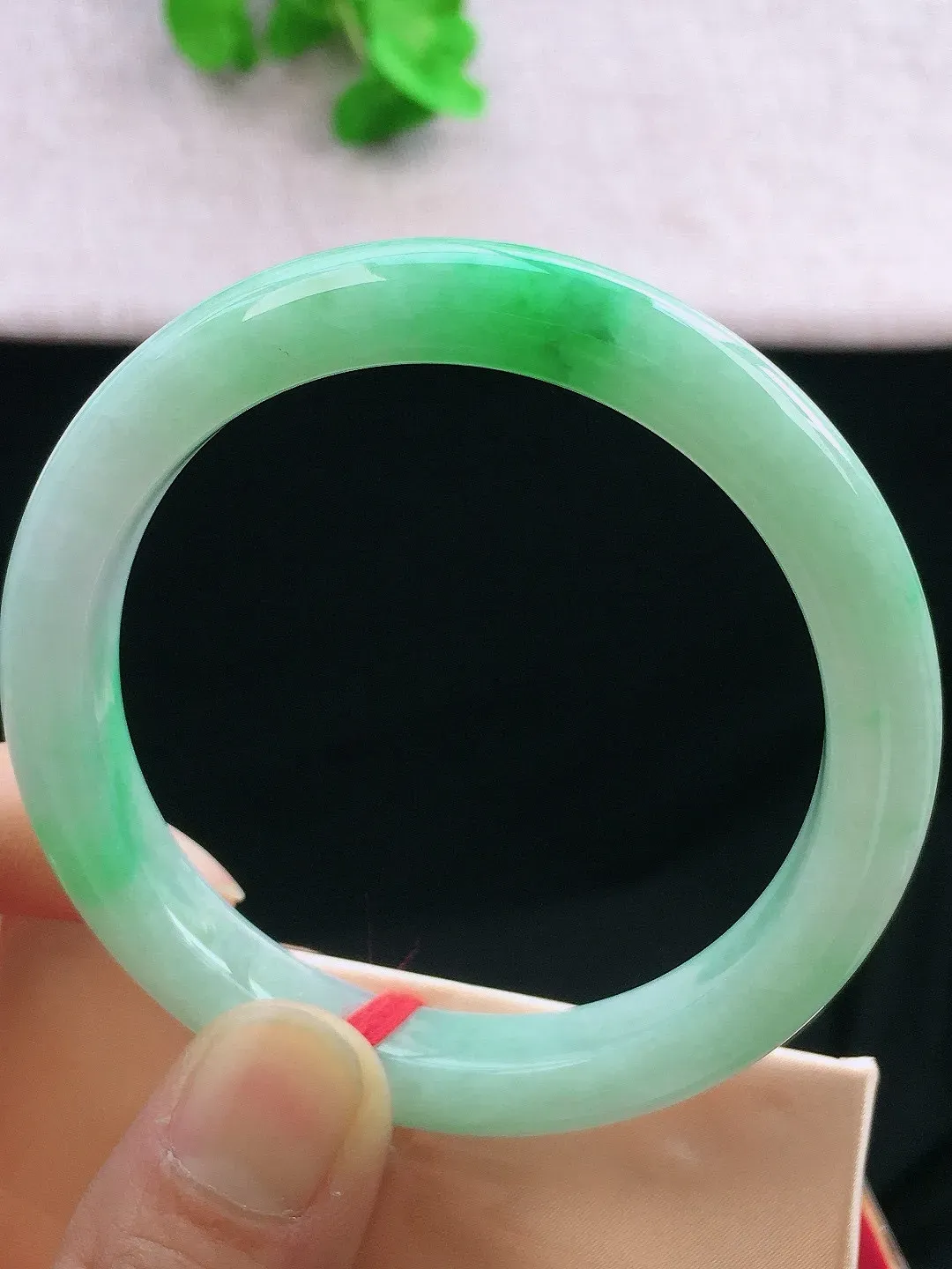 正圈55-56可戴，种老水足，尺寸55.5/9.6/8.2mm，冰飘绿正圈翡翠手镯