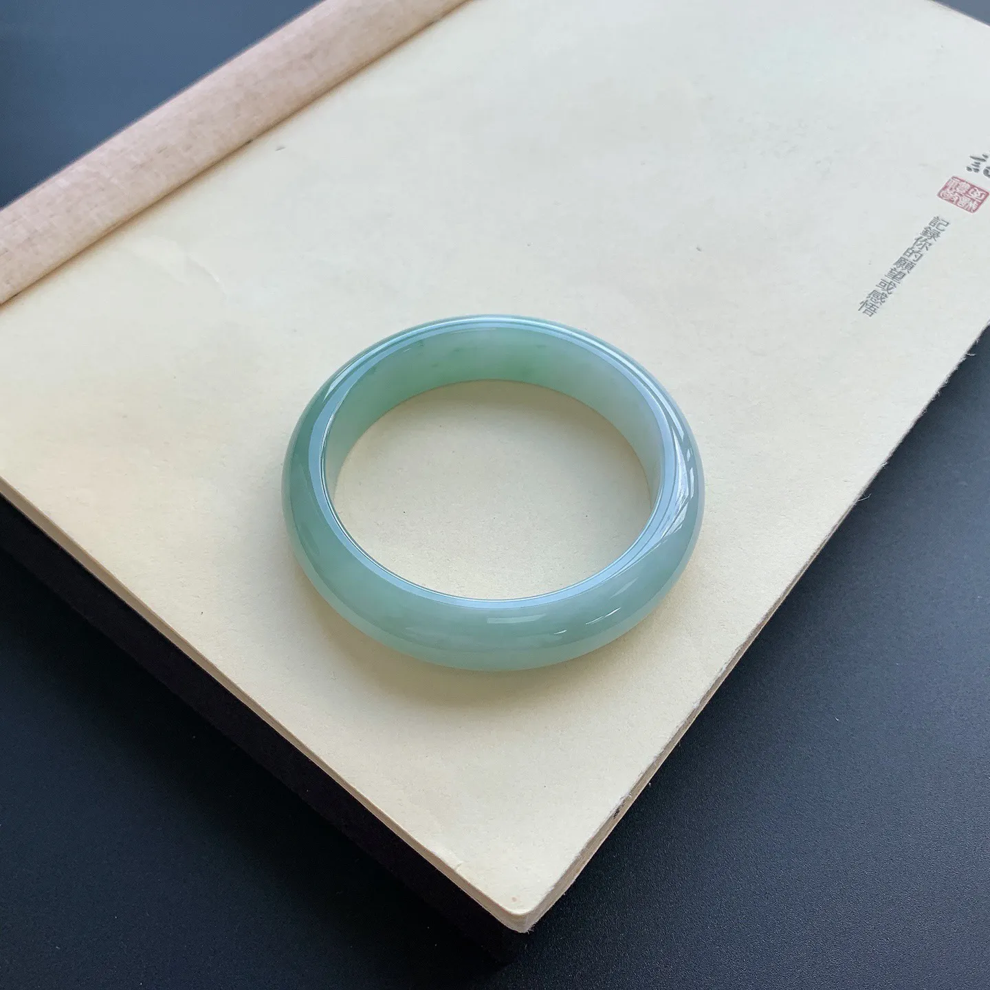 57圈口底色飘花正圈手镯 尺寸：57-14-9.2，无纹裂，色泽亮丽，细腻光滑