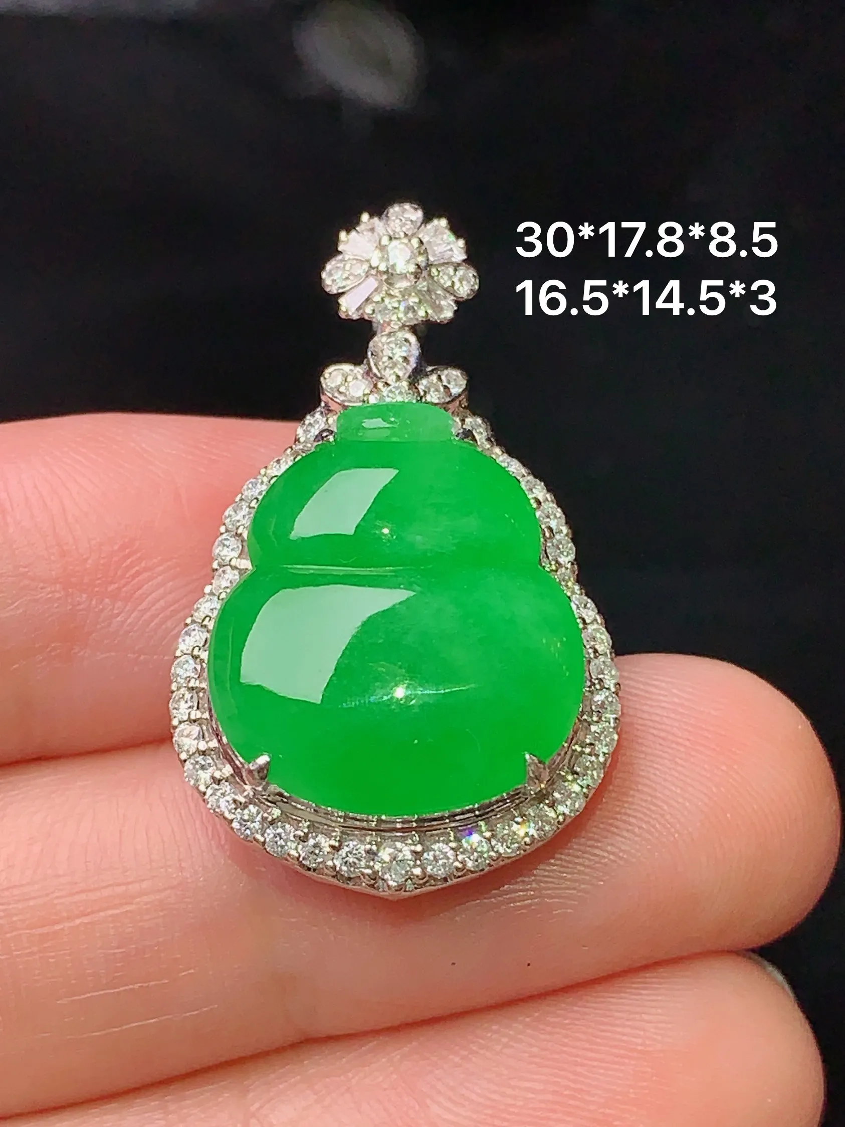18k金钻镶嵌满绿葫芦吊坠 玉质细腻 色泽清新艳丽 整体尺寸30*17.8*8.5