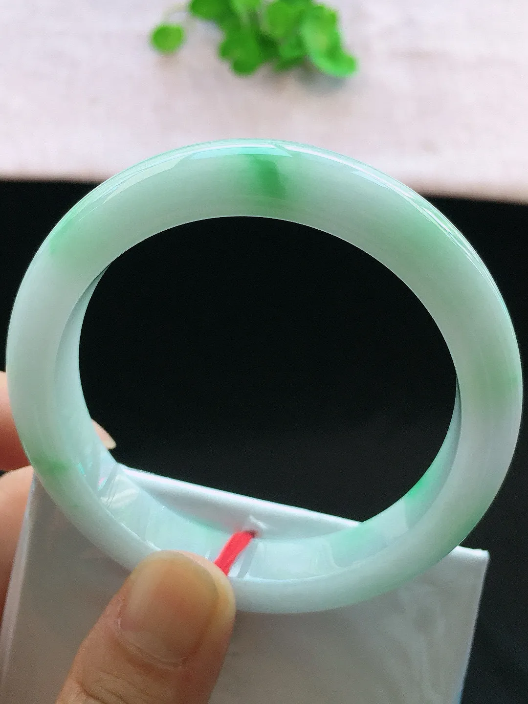正圈56-57可戴，种老水足，尺寸56.4/11.6/8.6mm，冰飘绿正圈翡翠手镯