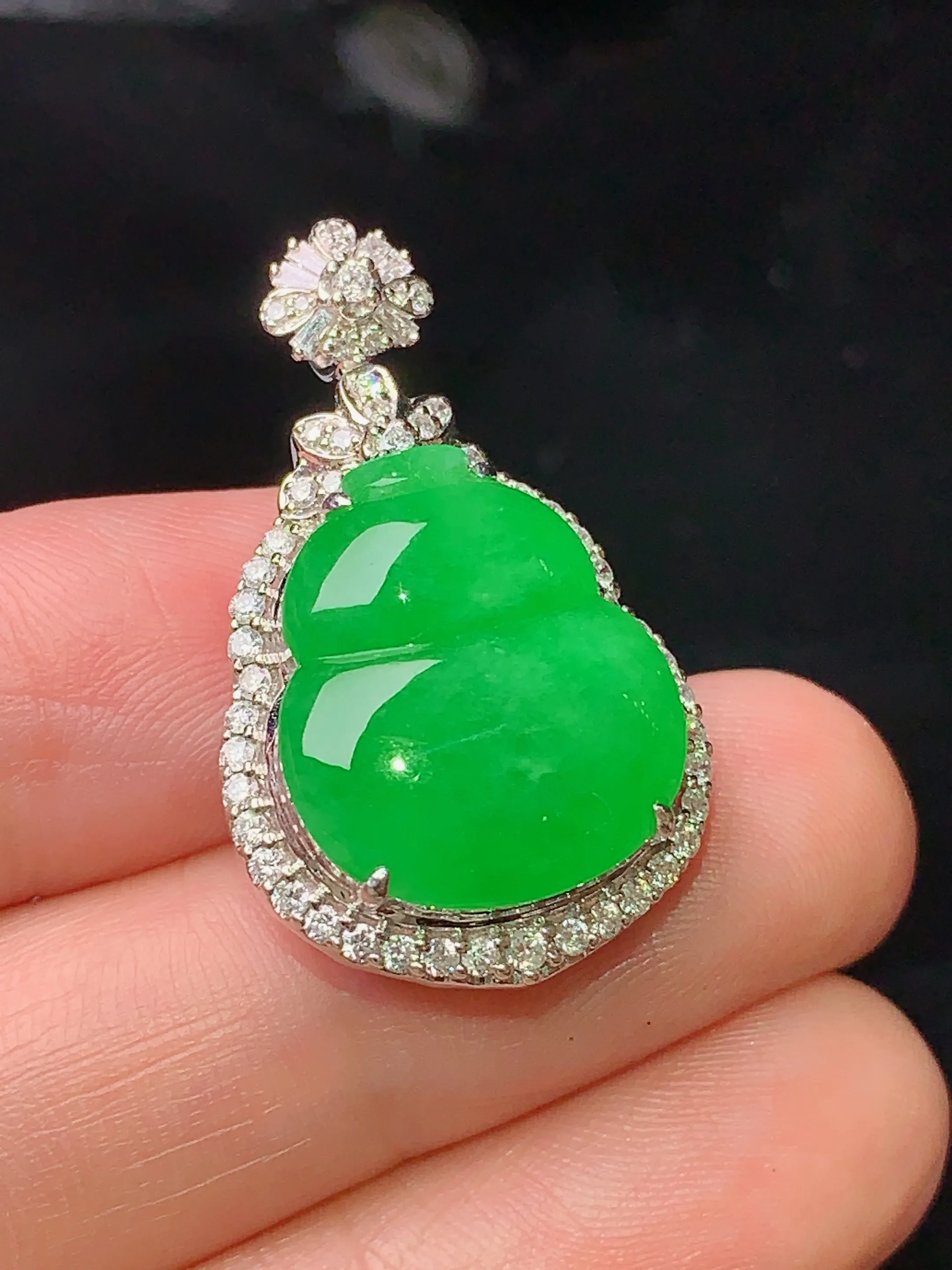 18k金钻镶嵌满绿葫芦吊坠 玉质细腻 色泽清新艳丽 整体尺寸30*17.8*8.5