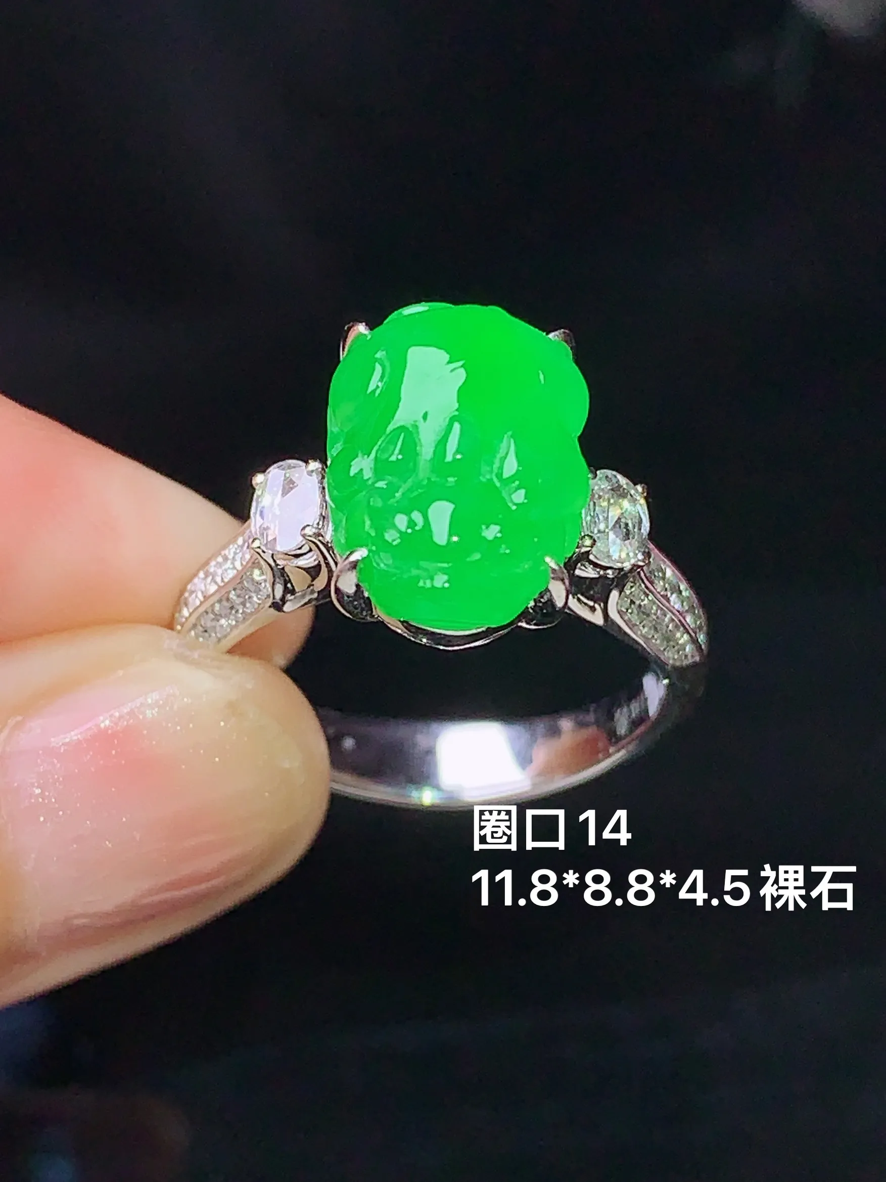 18k金钻镶嵌翠绿貔貅戒指 玉质细腻 色泽清新艳丽 圈口14 裸石尺寸11.8*8.8*1.5