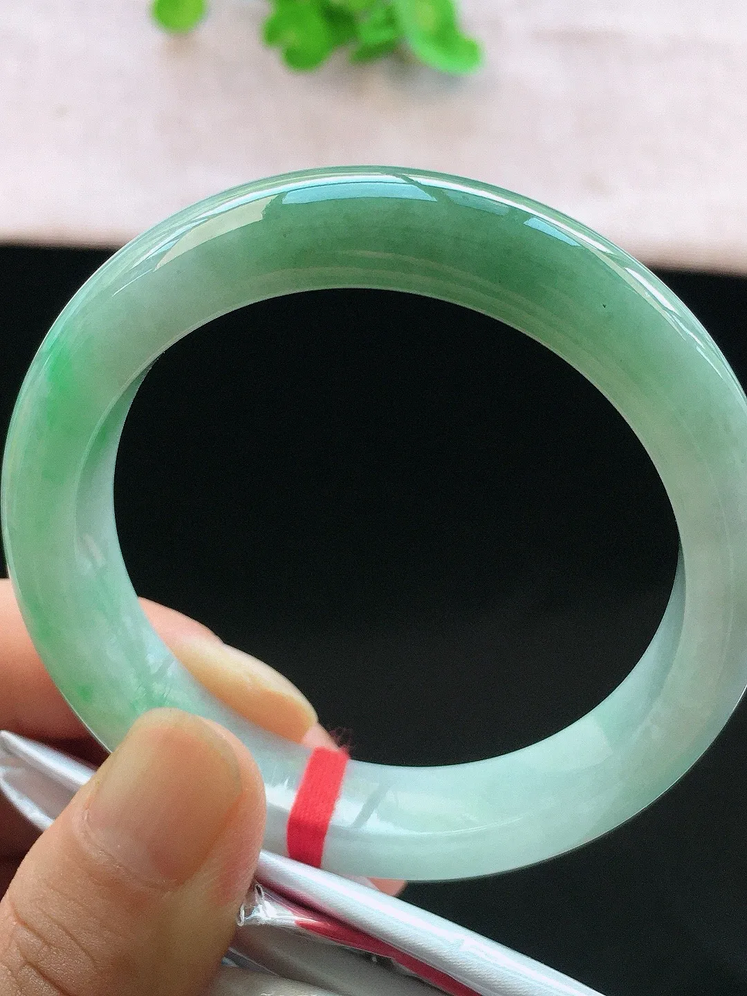 正圈54-55可戴，种老水足，尺寸55/12.6/8.3mm，冰飘绿正圈翡翠手镯