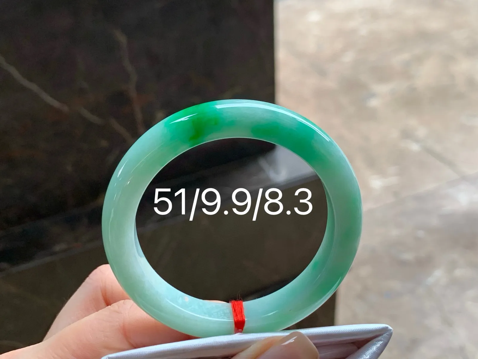 阳绿手镯
细腻清爽 51/9.9/8.3