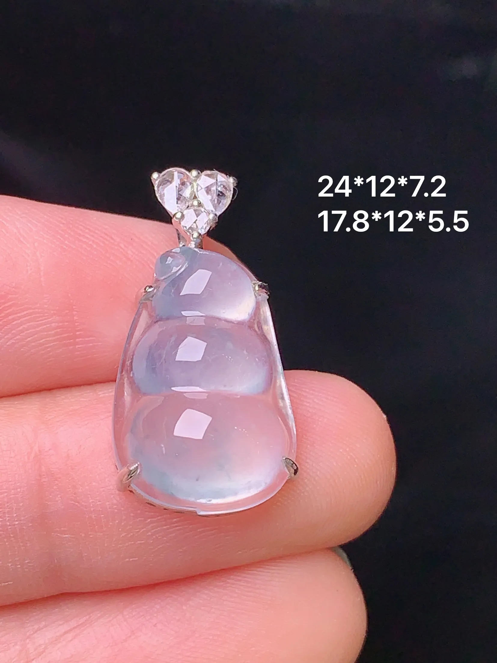 18k金钻镶嵌冰种四季豆吊坠 玉质细腻 色泽清新艳丽 整体尺寸24*12*7.2