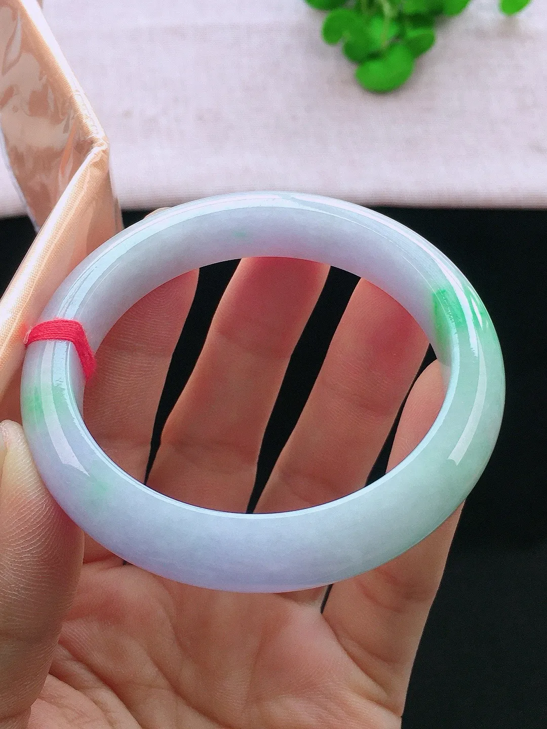 正圈57-58可戴，种老水足，尺寸58/12/8.7mm，春彩正圈翡翠手镯