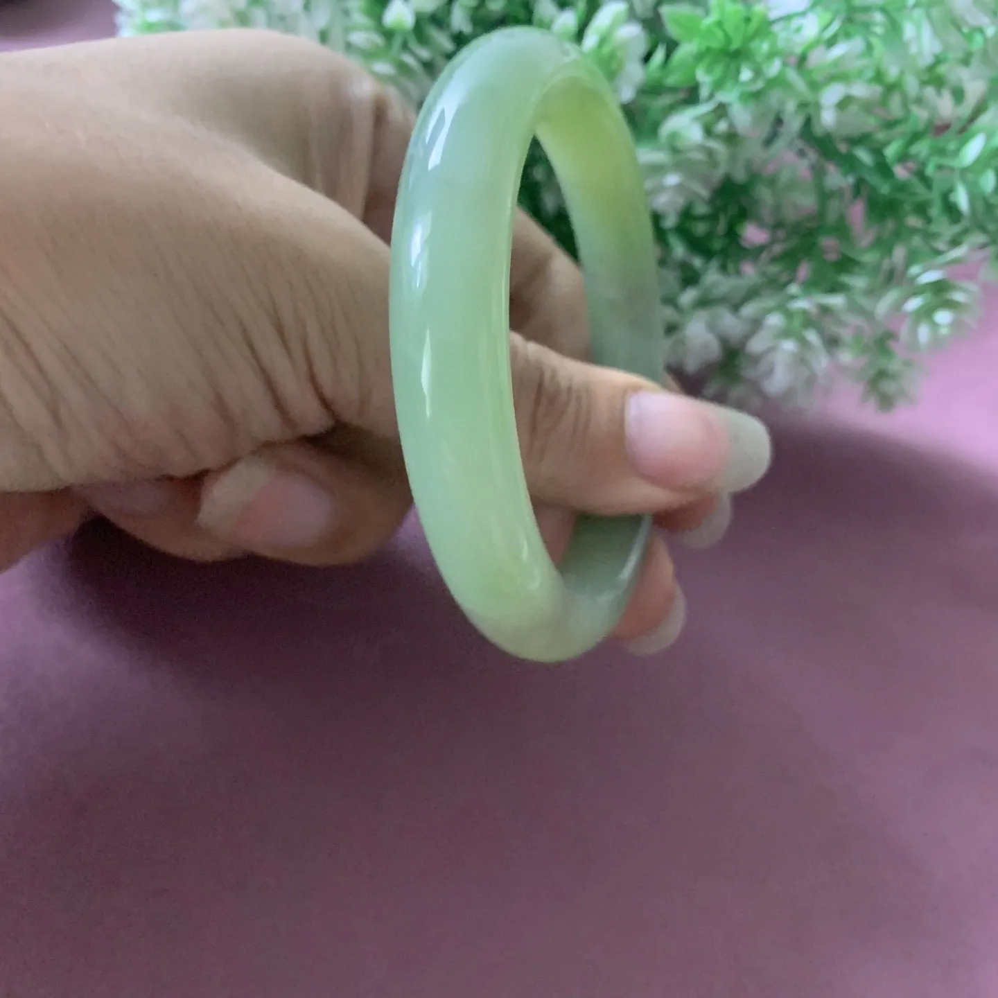 和田玉55.7圈口翠青手镯，精品青海翠，圈口55.7宽11重49.9克，品质好，料子好，脂粉好，细腻油润，佩戴端庄典雅，低调内涵