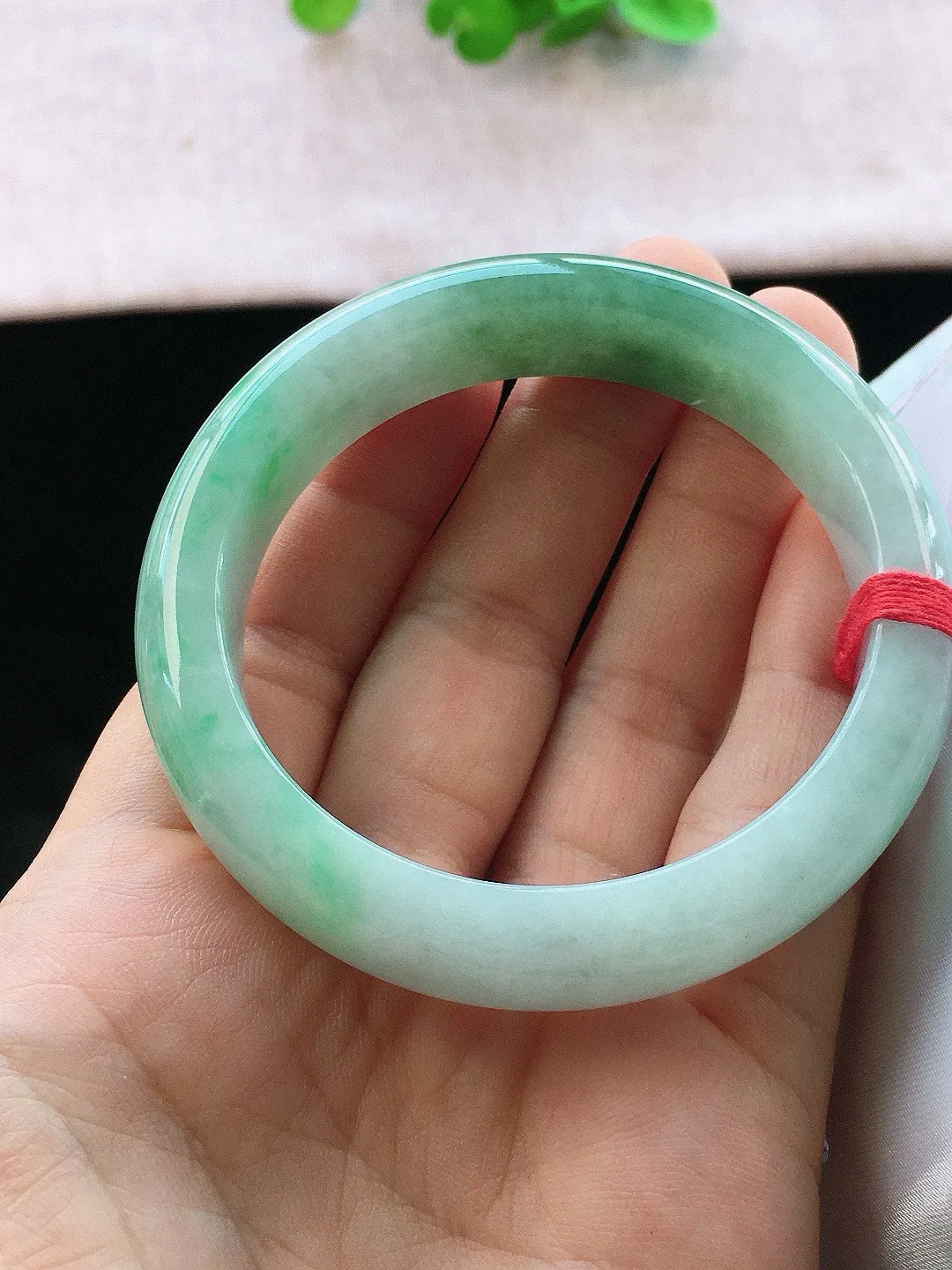 正圈54-55可戴，种老水足，尺寸55/12.6/8.3mm，冰飘绿正圈翡翠手镯