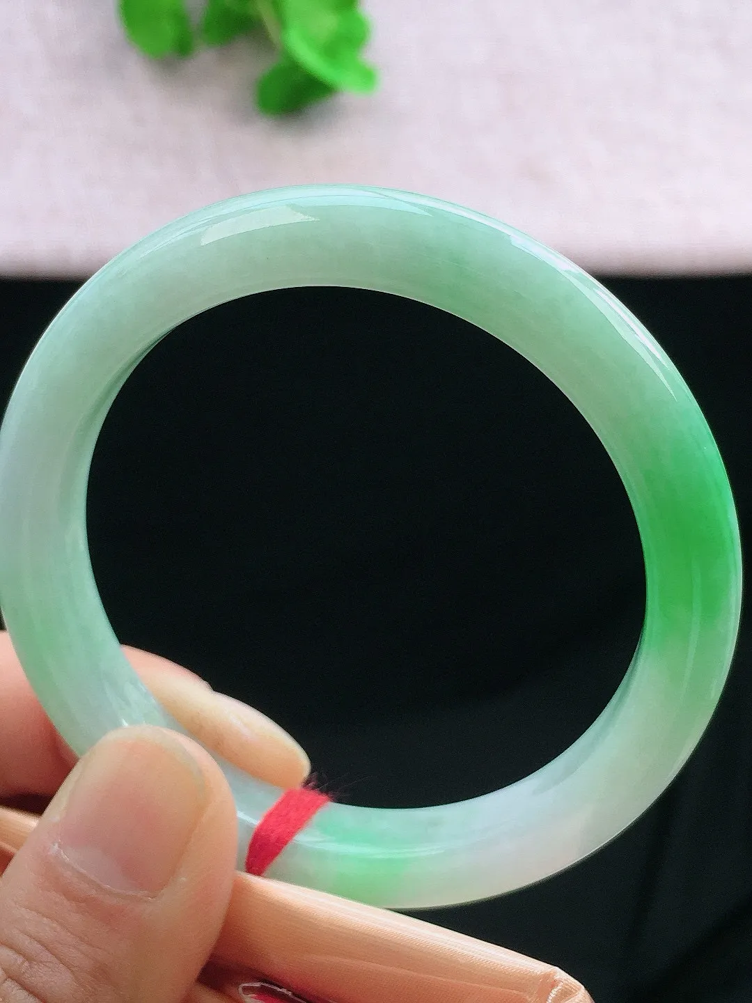 正圈55-56可戴，种老水足，尺寸55.5/9.6/8.2mm，冰飘绿正圈翡翠手镯