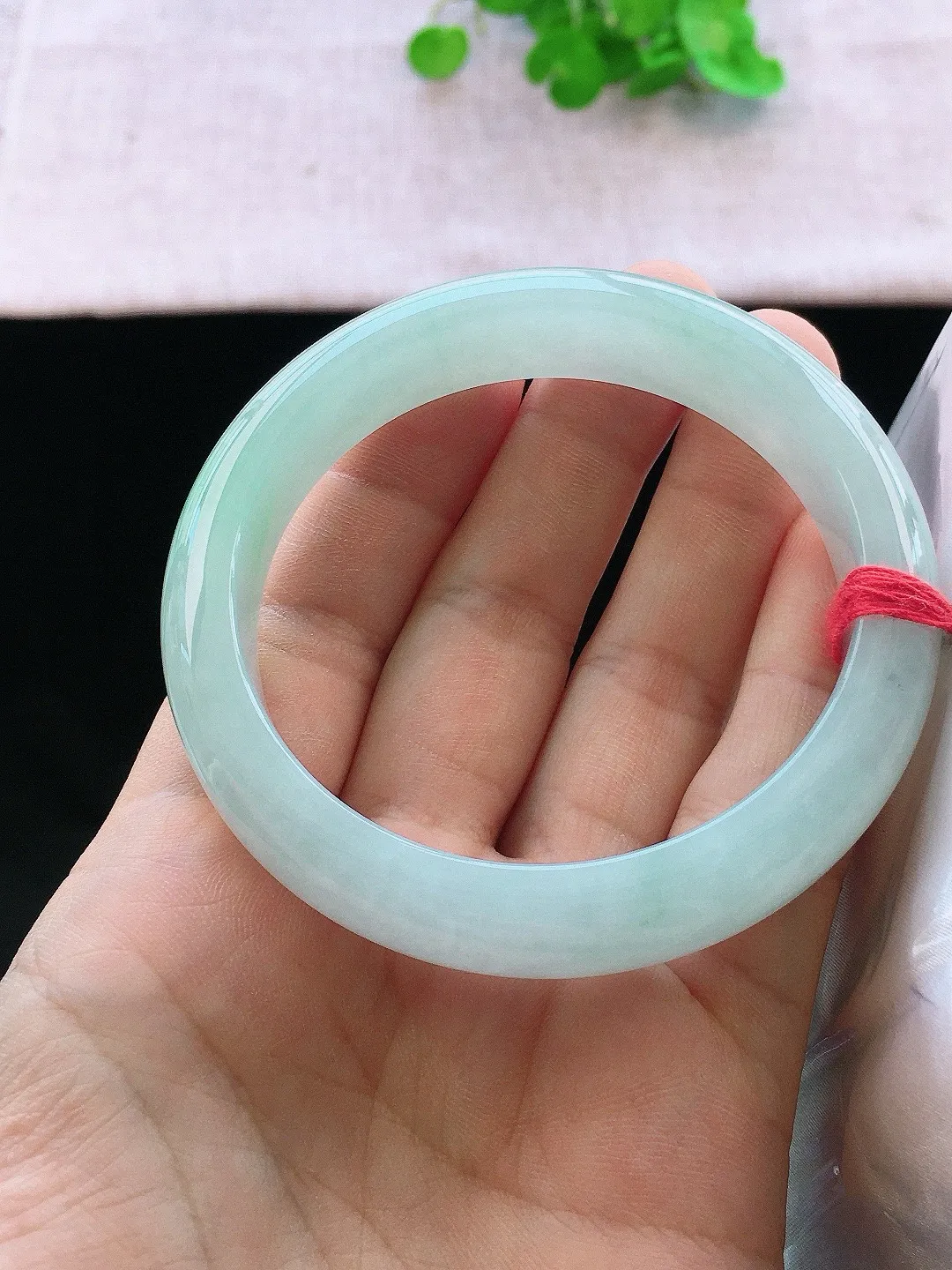 正圈58-59可戴，种老水足，尺寸58.3/12.7/8.4mm，冰飘绿正圈翡翠手镯