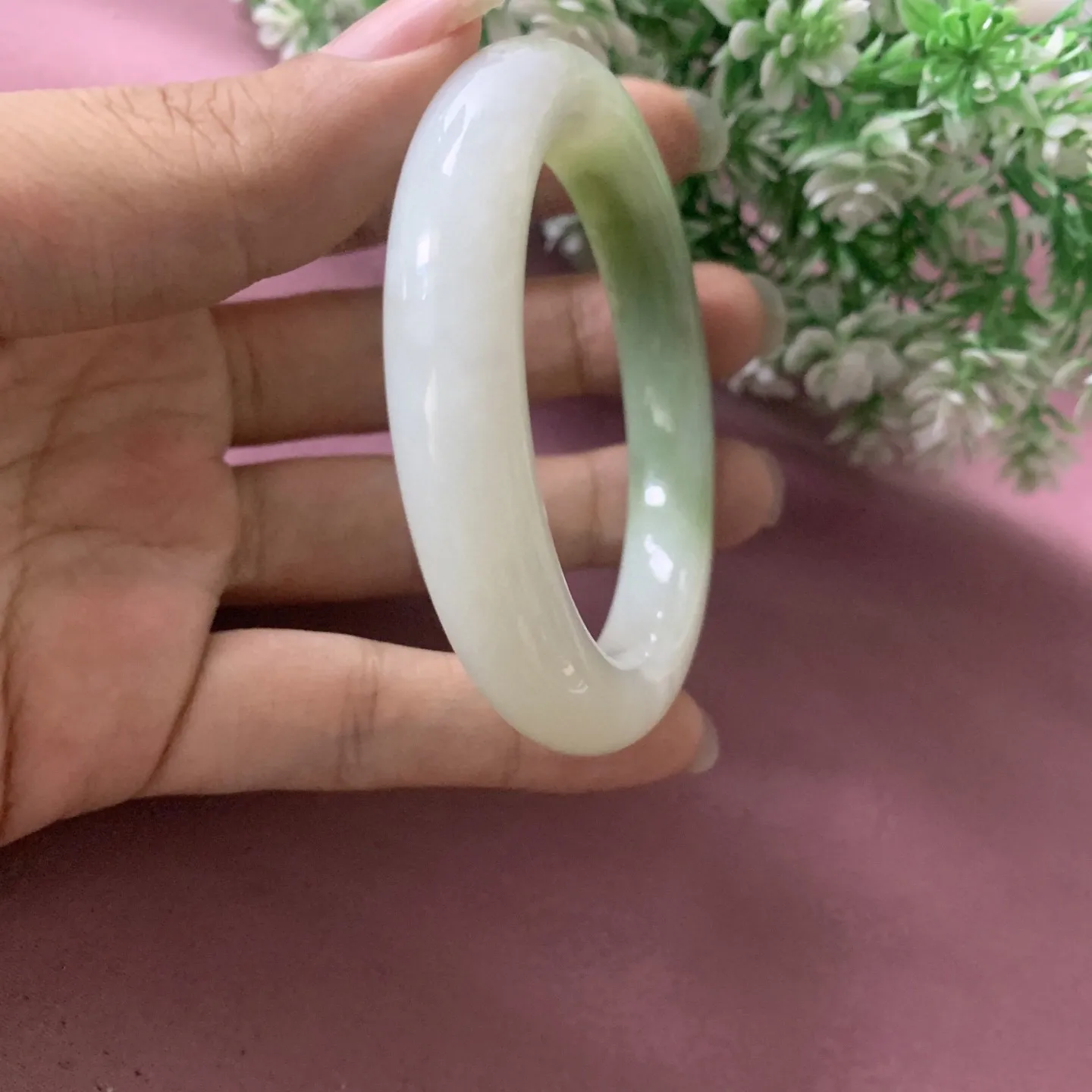 和田玉54.6圈口俄翠手镯，圈口54.6宽11.7重56.6克，品质好，料子好，脂粉好，细腻油润，佩戴端庄典雅，低调内涵
