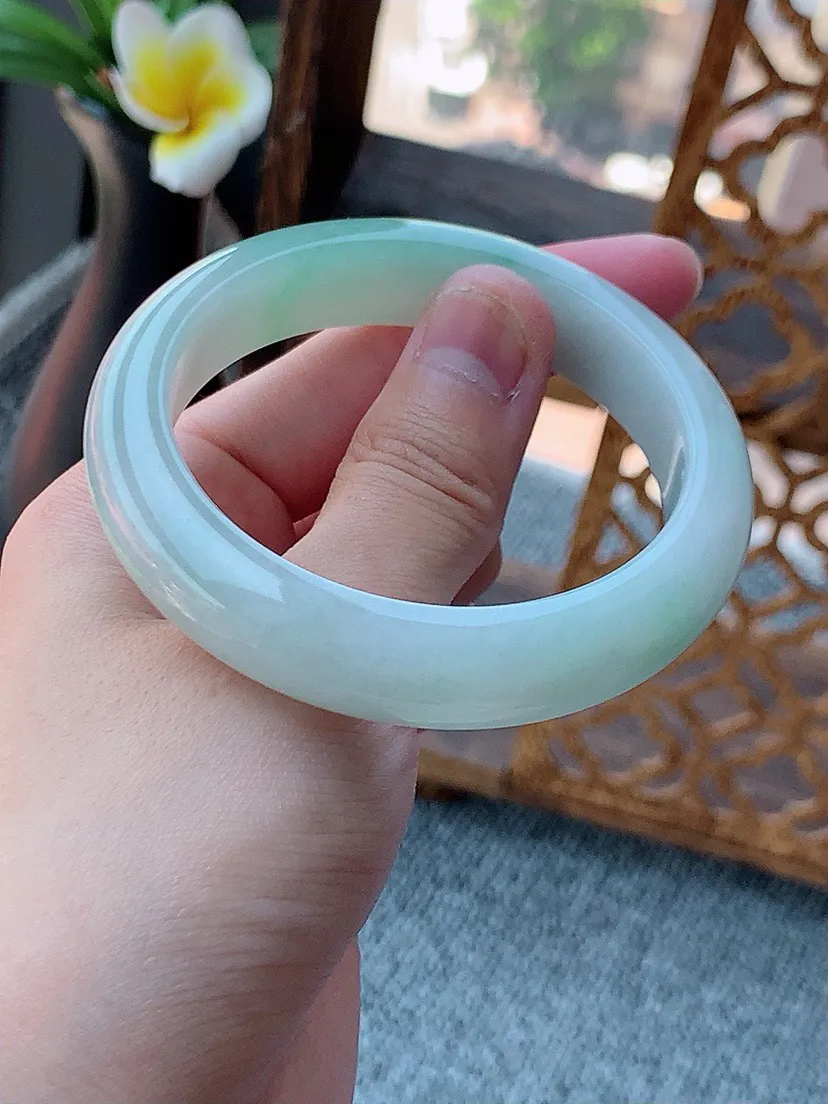 a货翡翠老坑飘绿正装正圈手镯53-54圈口  尺寸53.6×12.5×8mm 重量57.35g 0726