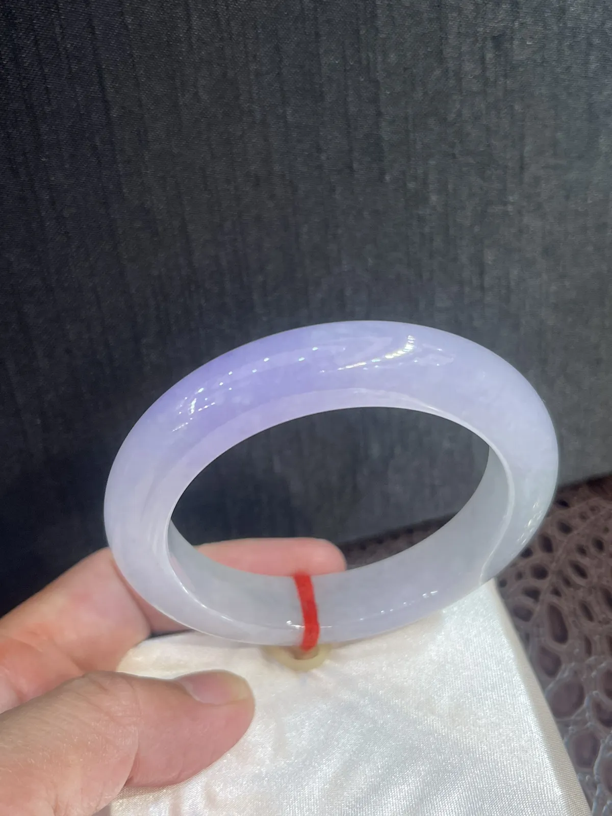 缅甸翡翠A货，自然光不失紫，上手效果非常美，紫气东来，平安幸福。