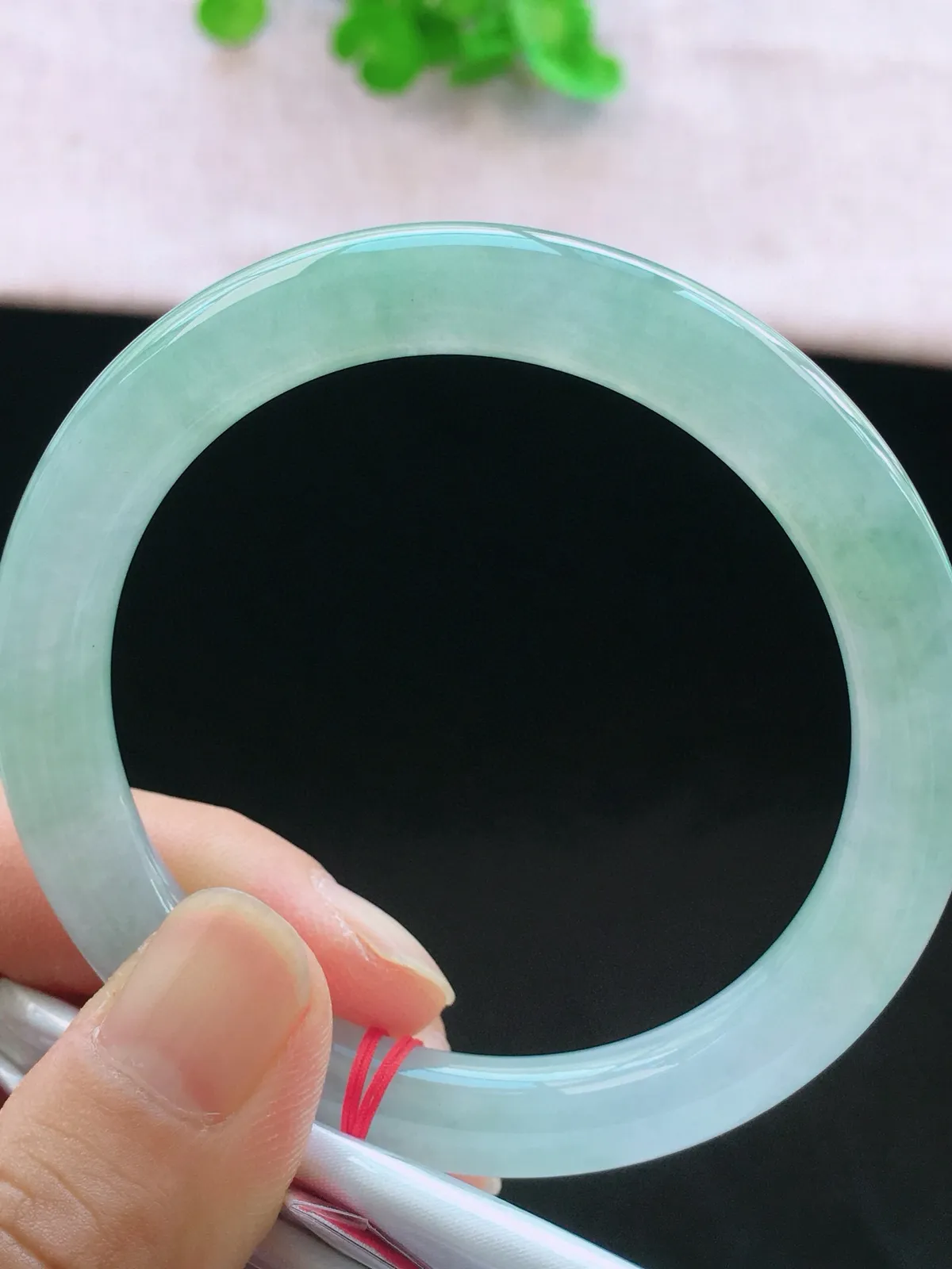 正圈55-56可戴，种老水足，尺寸54.2/8.9/8.5mm，底色圆条翡翠手镯
