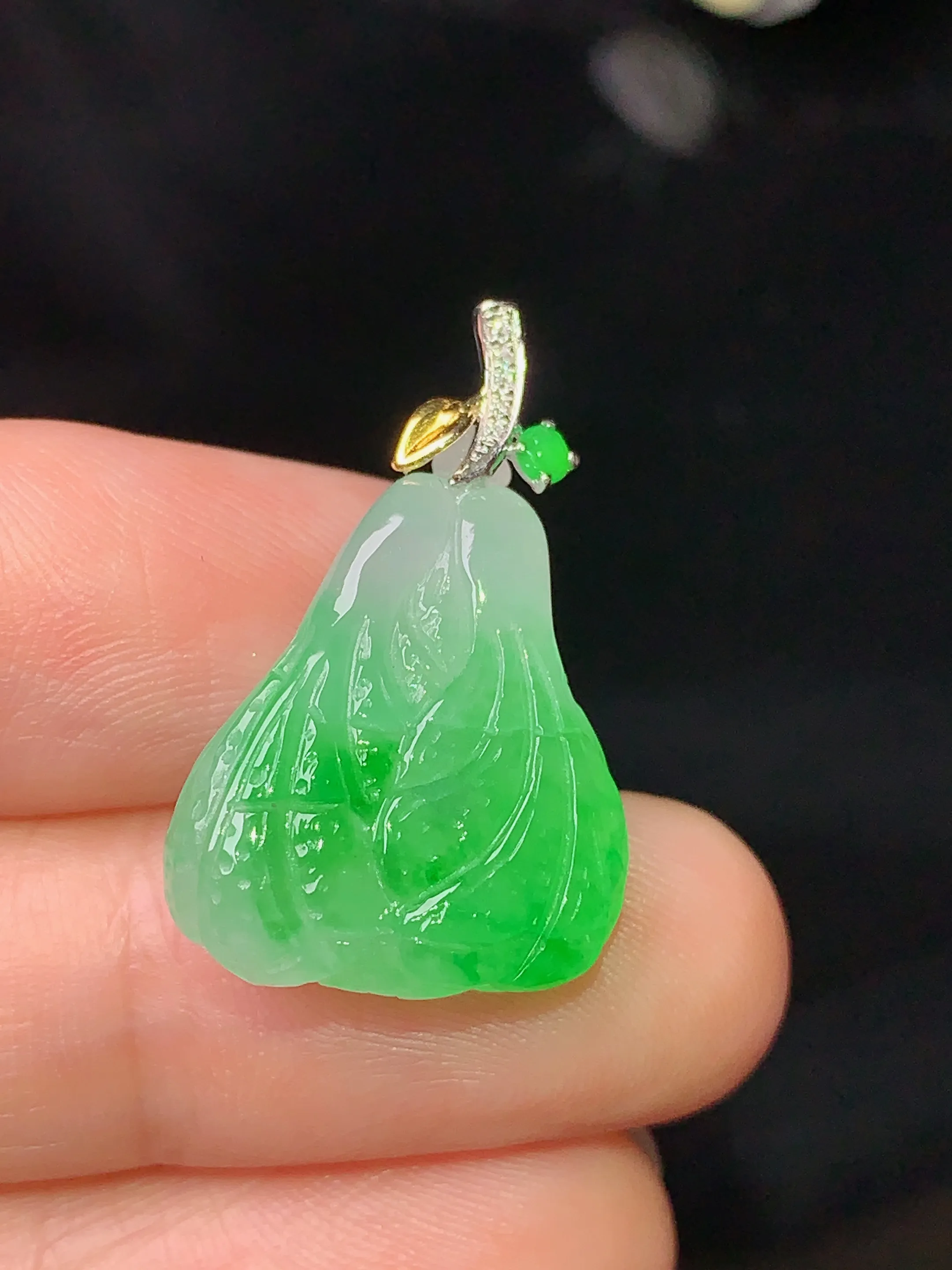18k金钻镶嵌翠绿白菜吊坠 玉质细腻 色泽清新艳丽 整体尺寸25.8*16*7