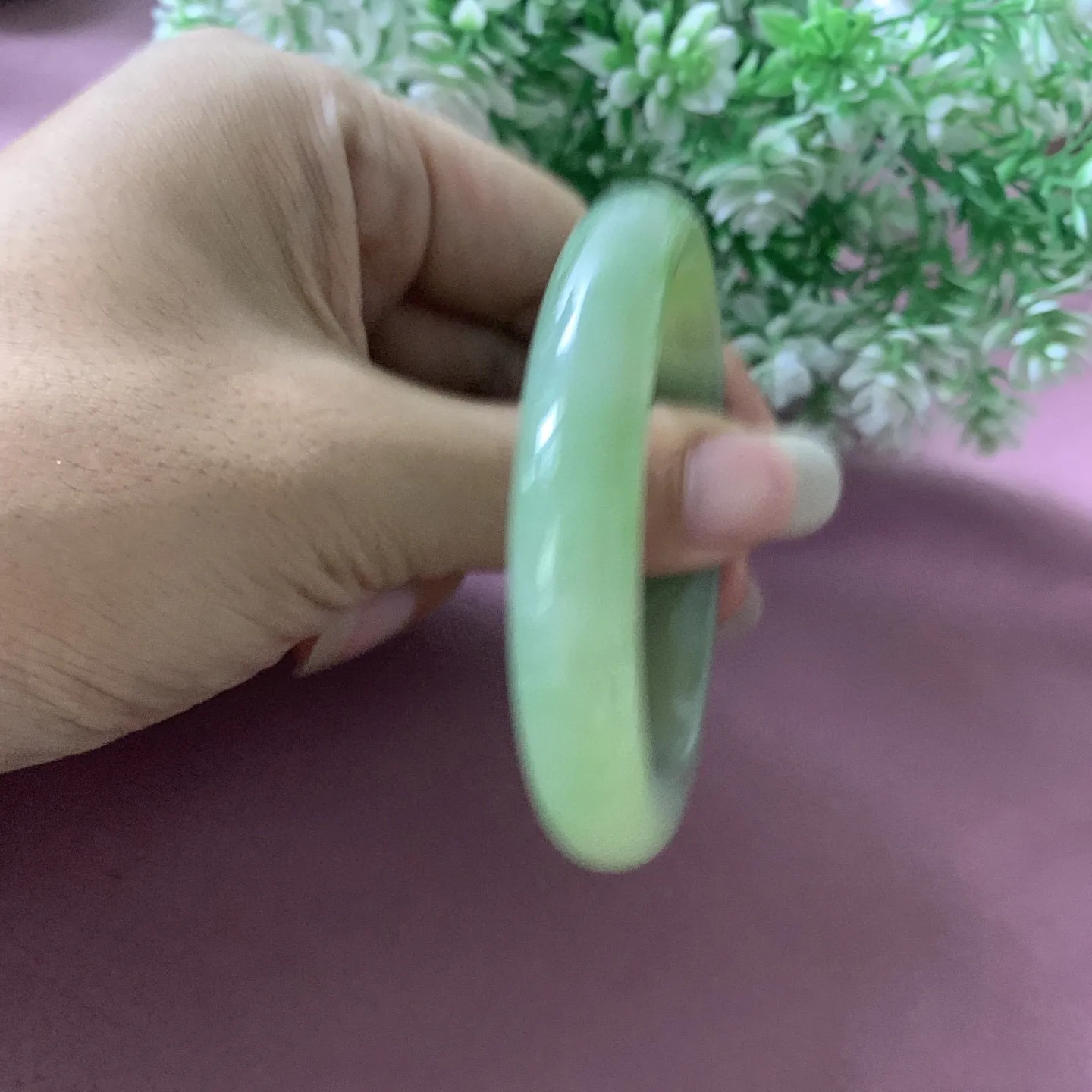 和田玉55.7圈口翠青手镯，精品青海翠，圈口55.7宽11重49.9克，品质好，料子好，脂粉好，细腻油润，佩戴端庄典雅，低调内涵