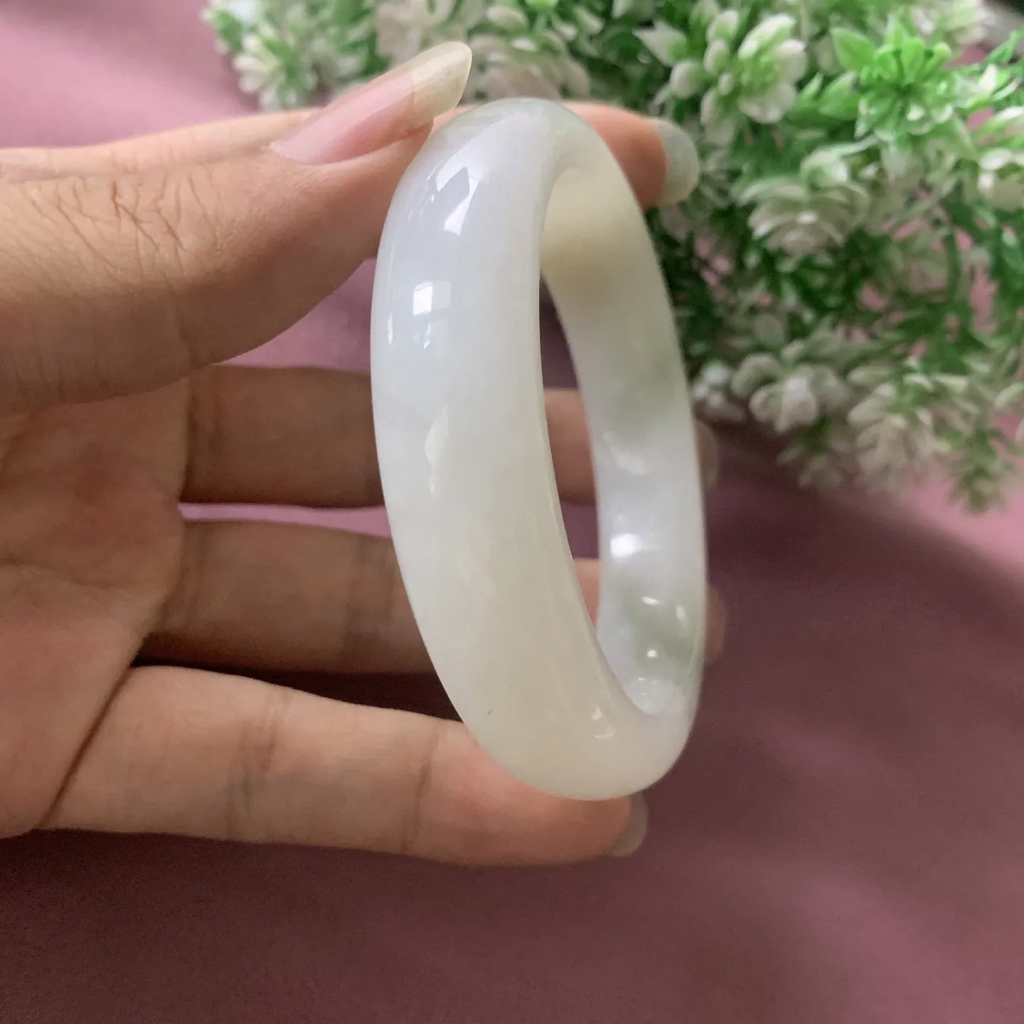 和田玉56圈口俄翠手镯，圈口56宽14重71.3克，品质好，料子好，脂粉好，细腻油润，佩戴端庄典雅，低调内涵