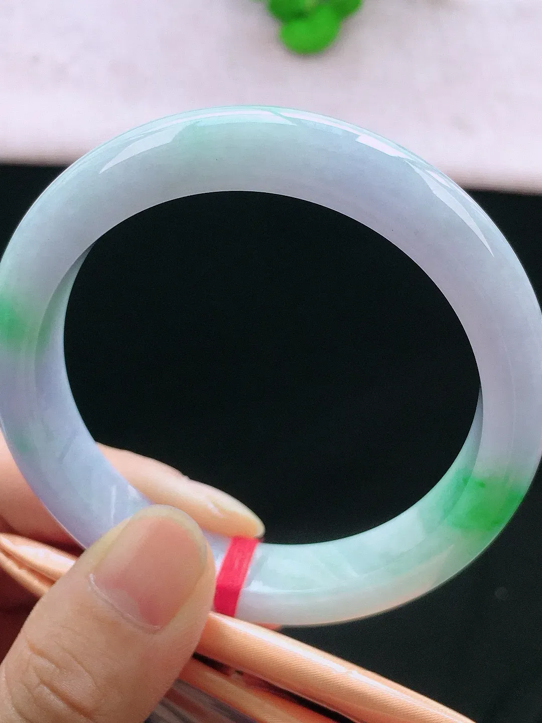 正圈57-58可戴，种老水足，尺寸58/12/8.7mm，春彩正圈翡翠手镯
