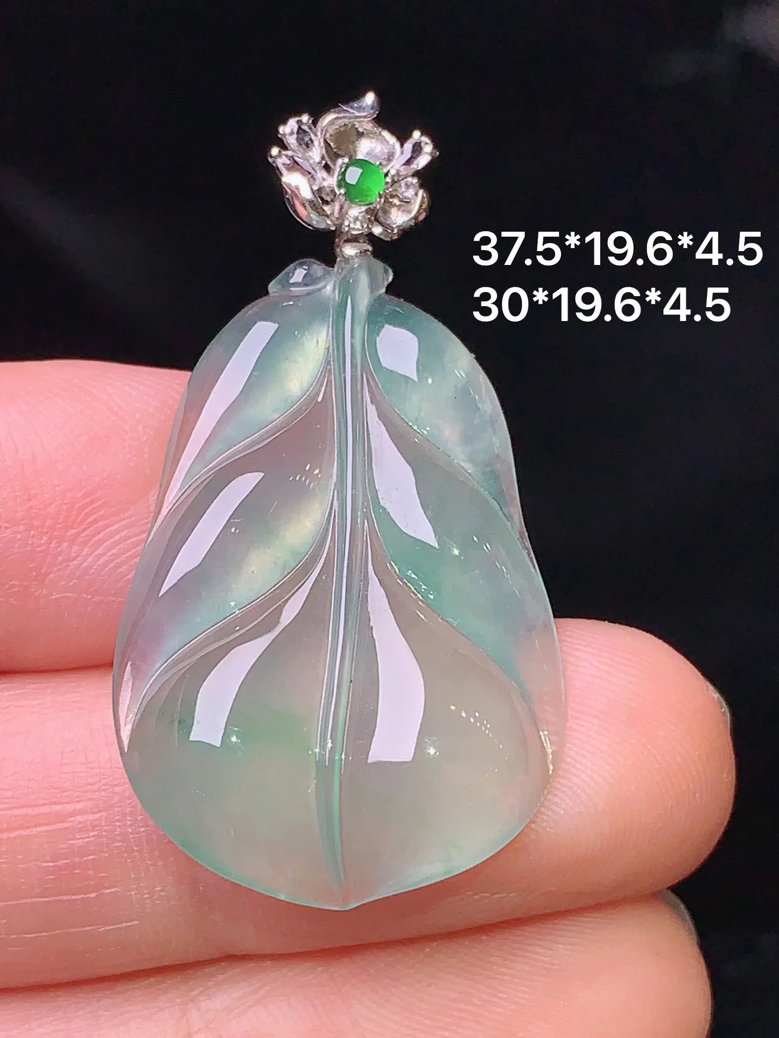 18k金镶嵌冰种树叶吊坠 玉质细腻 色泽清新艳丽 整体尺寸37.5*19.6*4.5