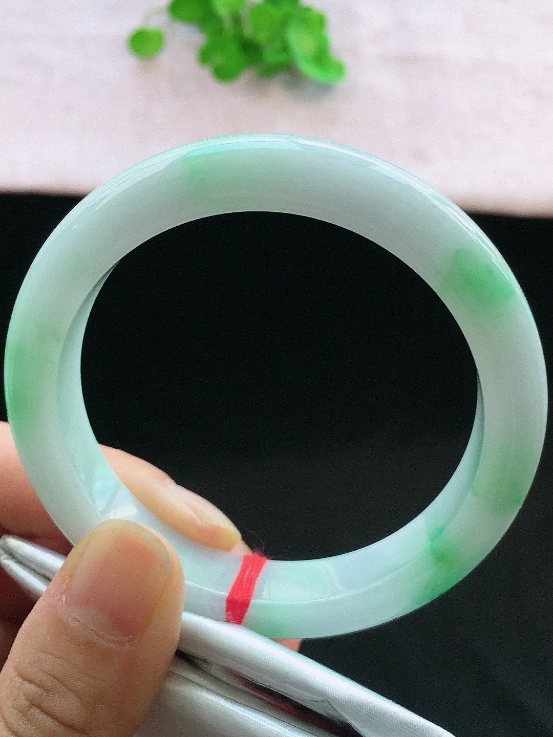 正圈56-57可戴，种老水足，尺寸56.4/11.6/8.6mm，冰飘绿正圈翡翠手镯