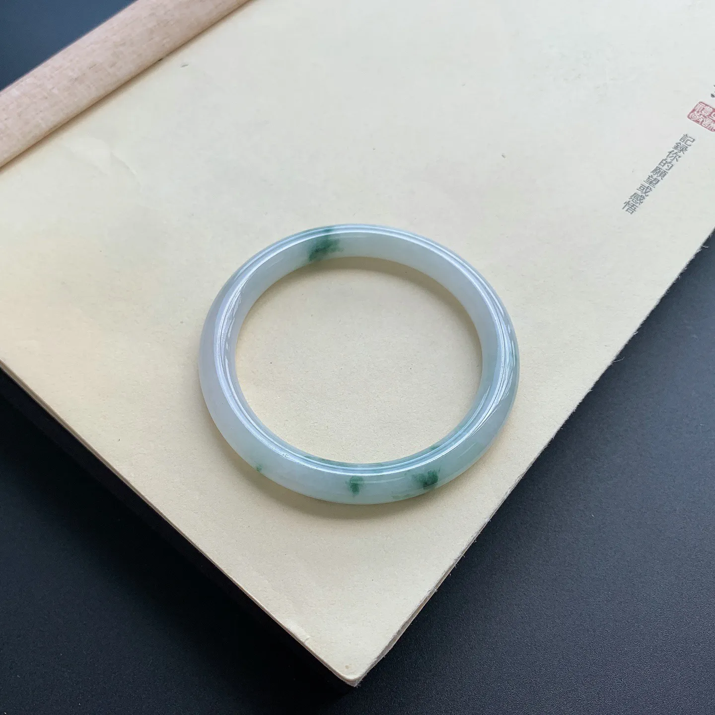 58圈口飘花圆条手镯 尺寸：58-8.5，无纹裂，细腻光滑，花色飘逸