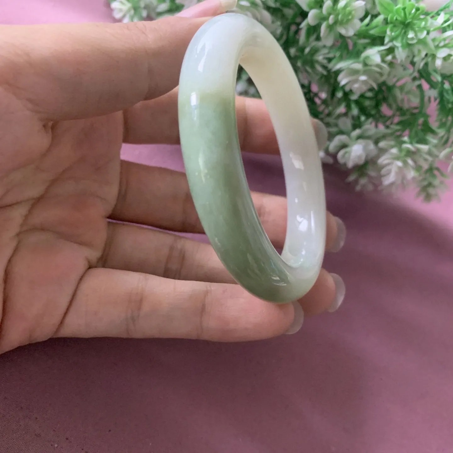 和田玉54.6圈口俄翠手镯，圈口54.6宽11.7重56.6克，品质好，料子好，脂粉好，细腻油润，佩