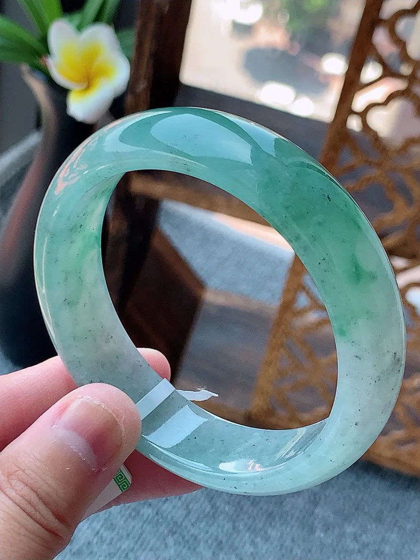 a货翡翠老坑飘绿宽边正装正圈手镯57-58圈口 尺寸57.3×15.8×7.7mm 重量67.40g