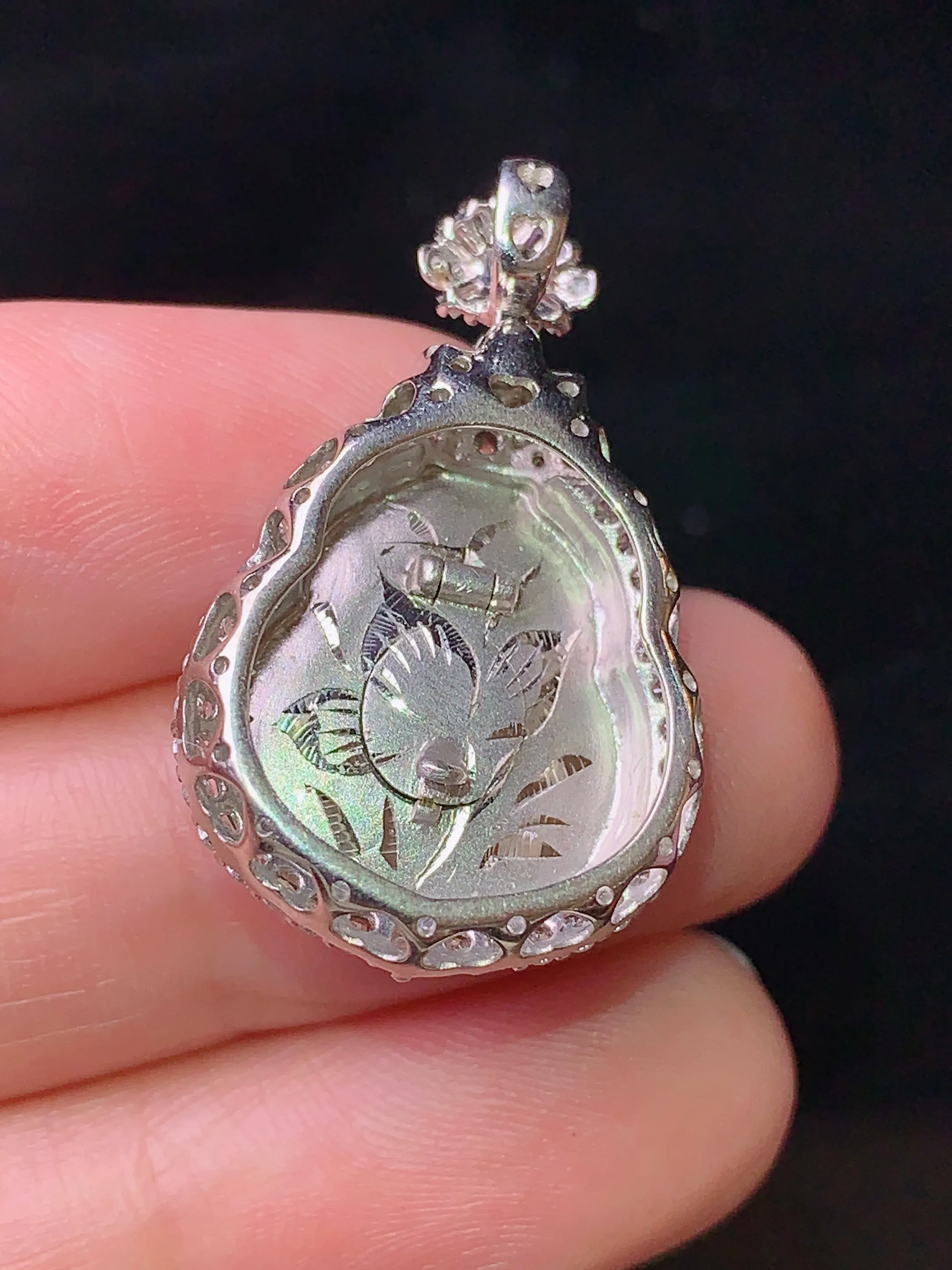 18k金钻镶嵌满绿葫芦吊坠 玉质细腻 色泽清新艳丽 整体尺寸30*17.8*8.5