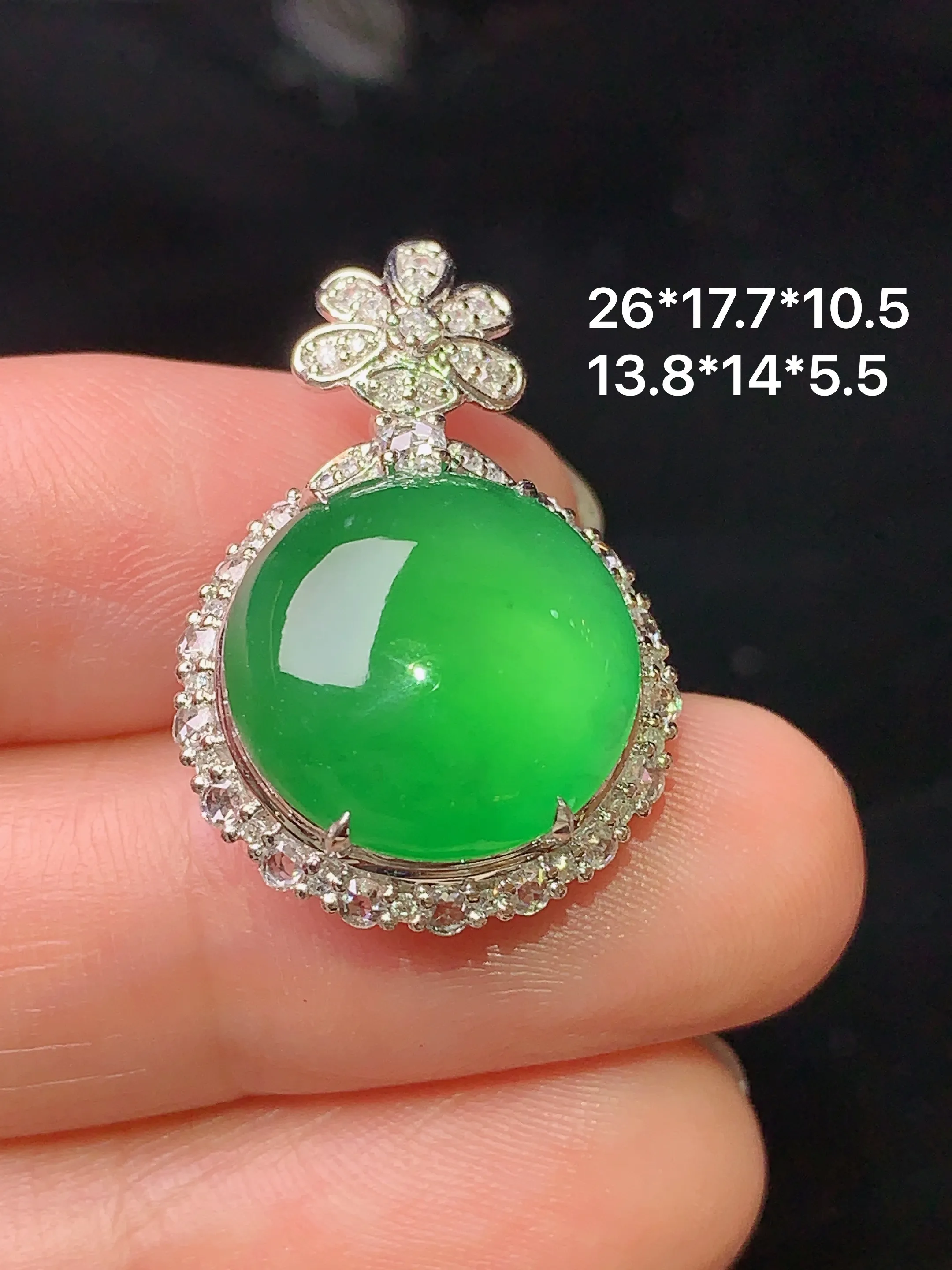 18k金钻镶嵌满绿蛋面吊坠 玉质细腻 色泽清新艳丽 整体尺寸26*17.7*10.5