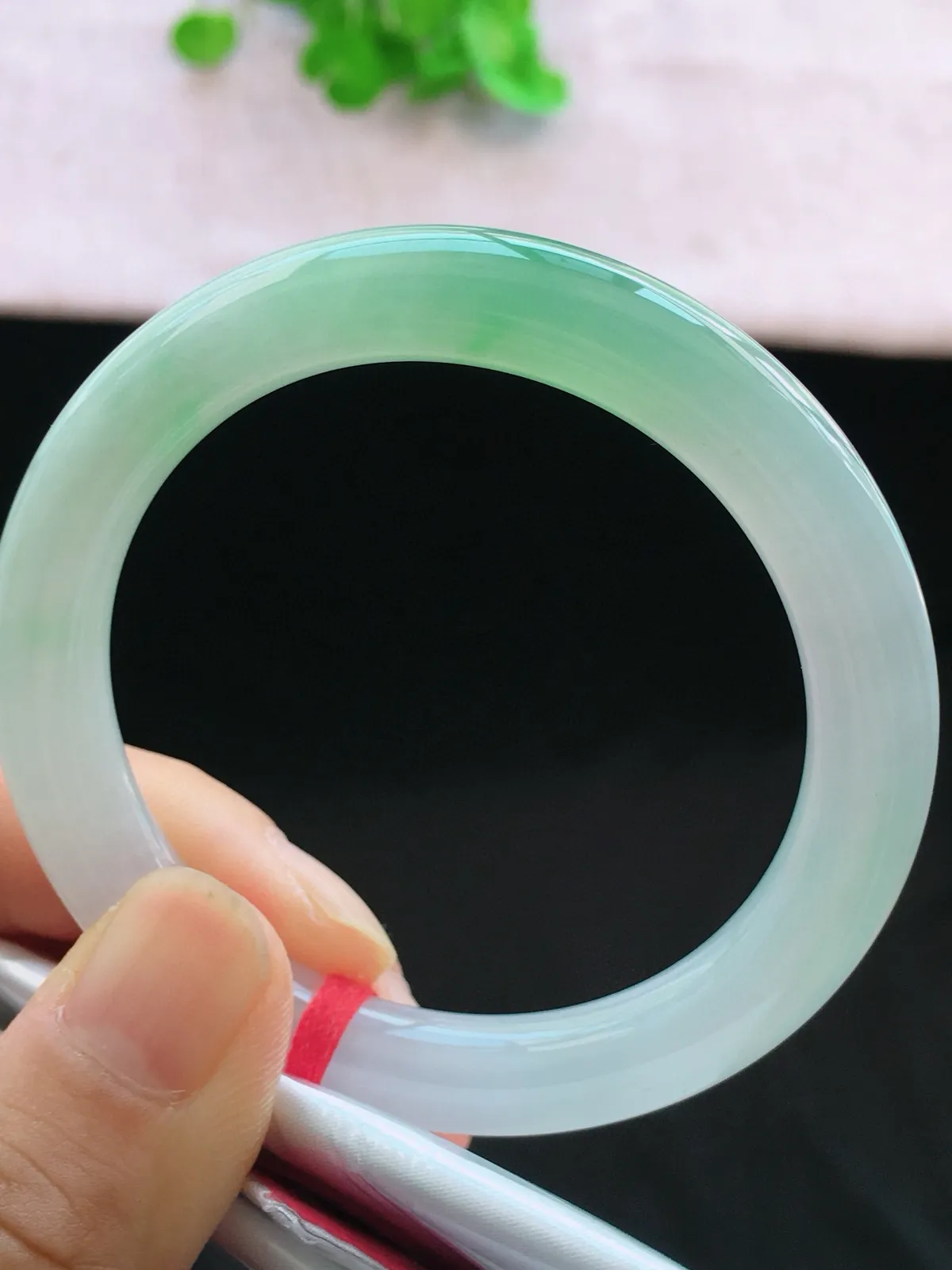 正圈52-53可戴，种老水足，尺寸51.8/8.6/8.5mm，冰飘绿圆条翡翠手镯