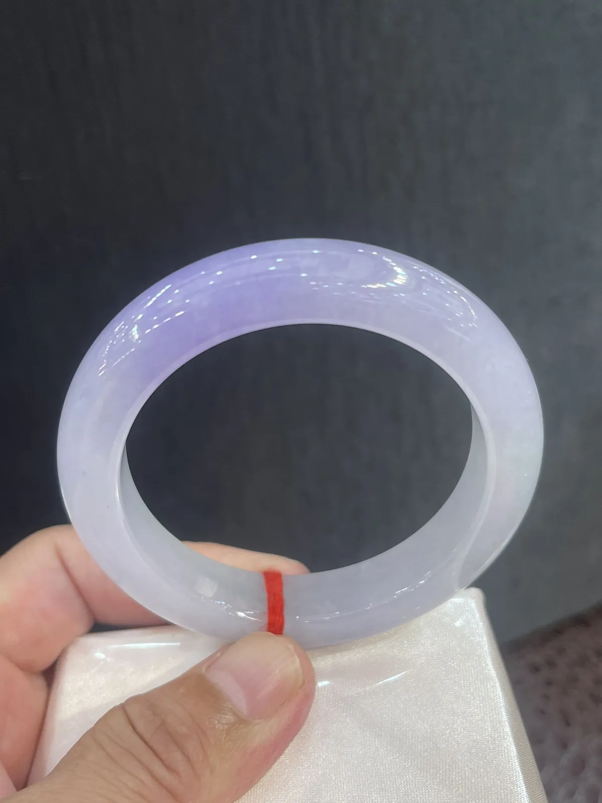 缅甸翡翠A货，自然光不失紫，上手效果非常美，紫气东来，平安幸福。