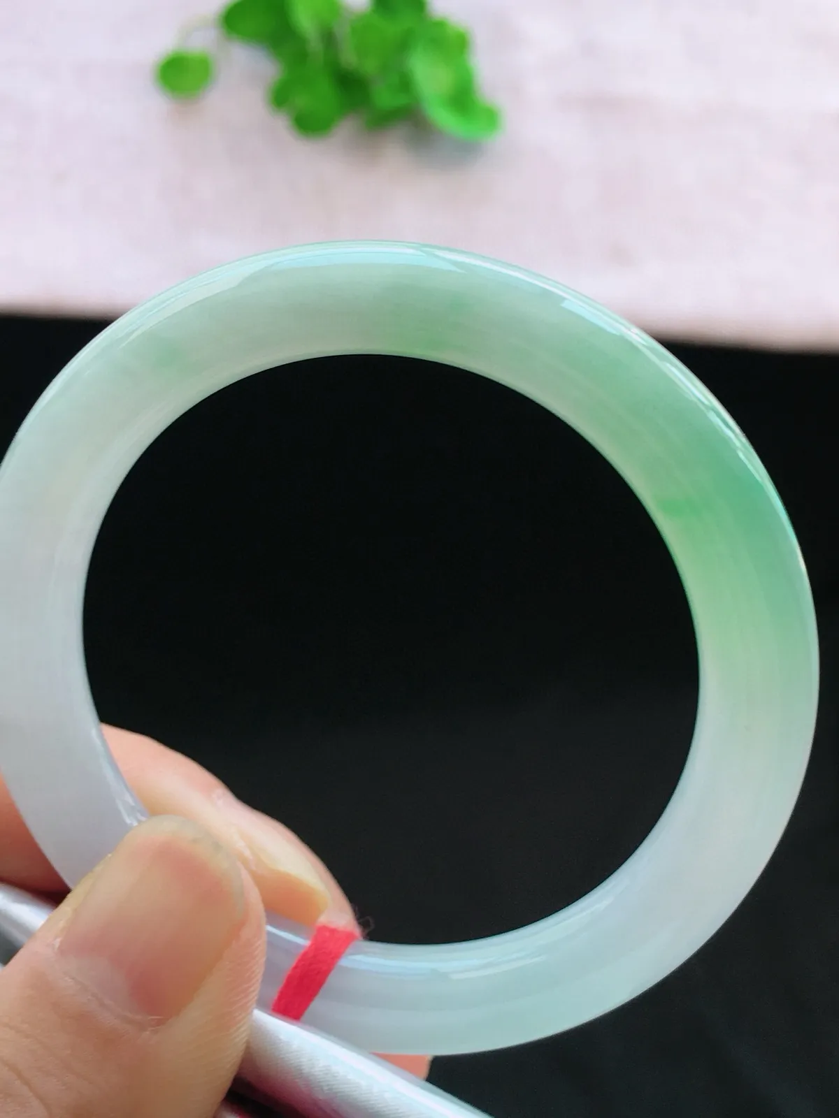 正圈52-53可戴，种老水足，尺寸51.8/8.6/8.5mm，冰飘绿圆条翡翠手镯