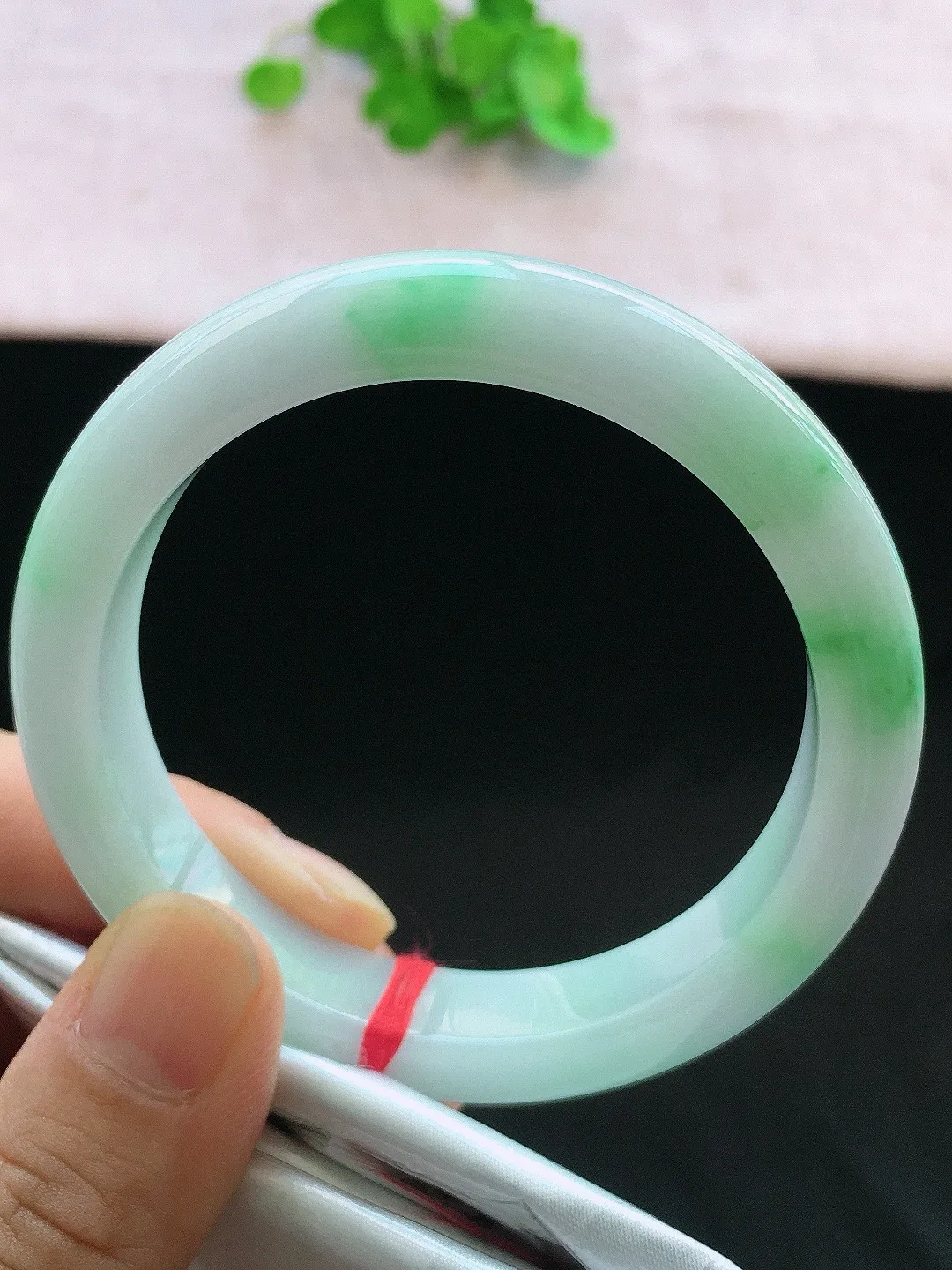 正圈56-57可戴，种老水足，尺寸56.4/11.6/8.6mm，冰飘绿正圈翡翠手镯