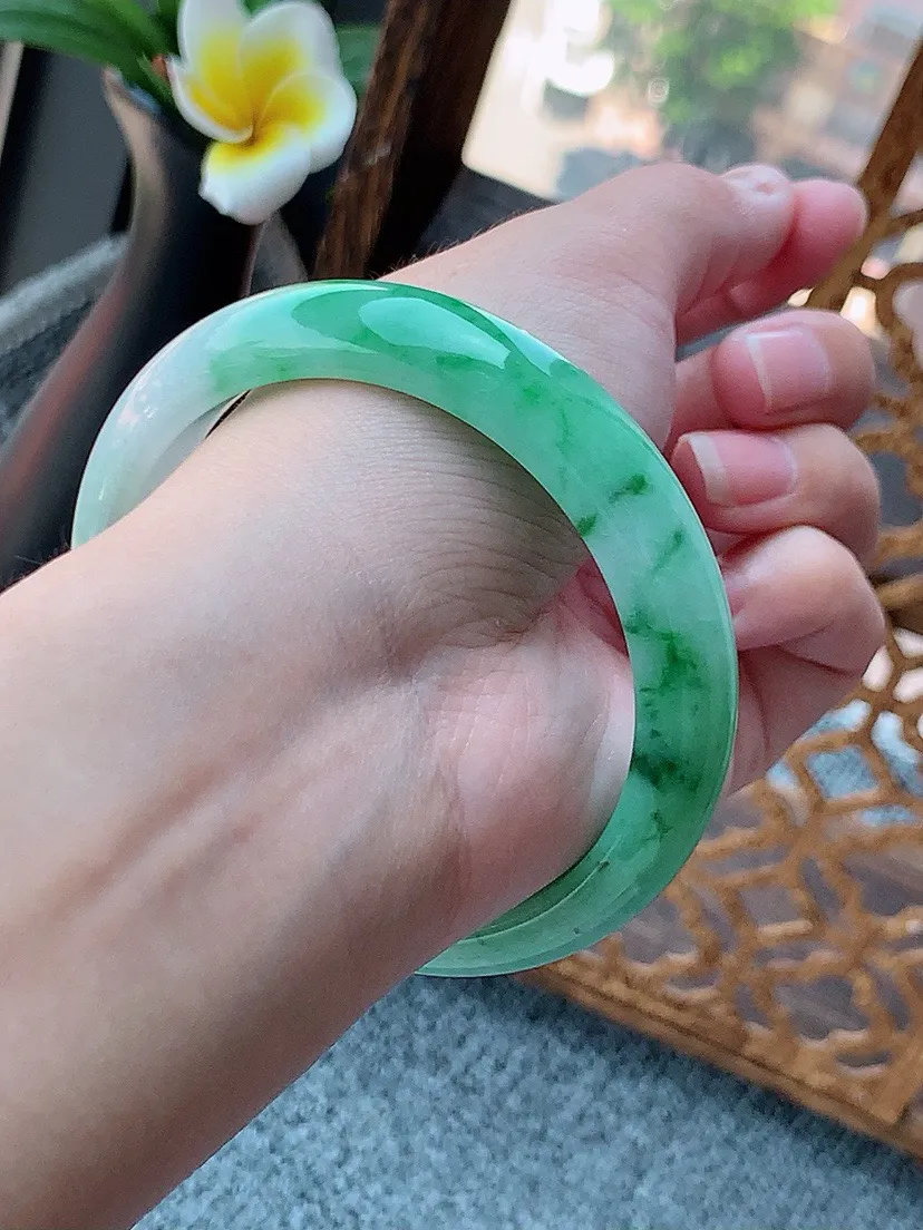 a货翡翠老坑飘绿正装正圈手镯58-59圈口  尺寸58×12.4×8mm 重量55.60g 0726