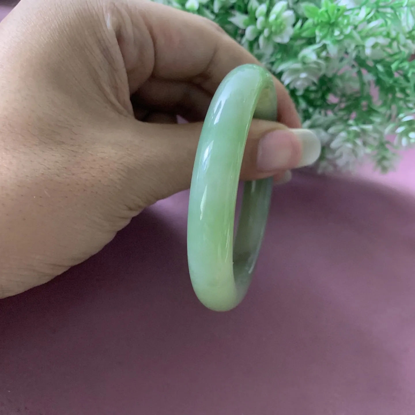 和田玉55.7圈口翠青手镯，精品青海翠，圈口55.7宽11重49.9克，品质好，料子好，脂粉好，细腻