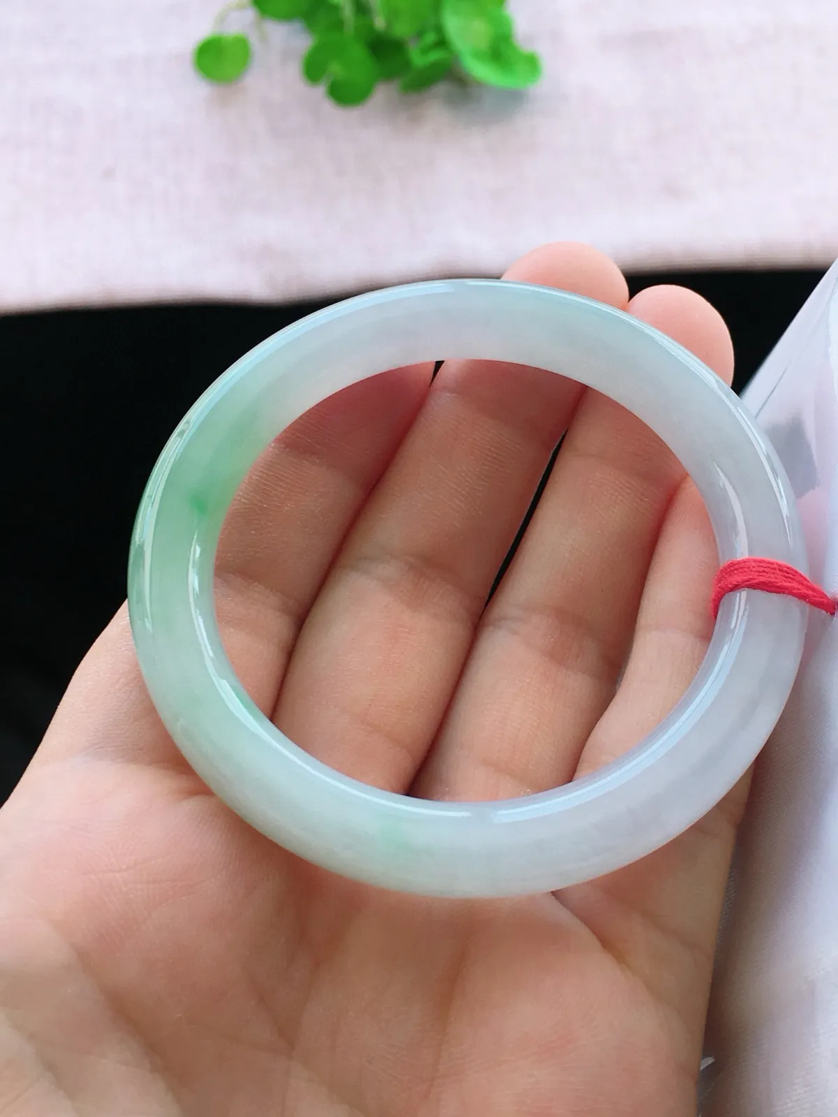 正圈52-53可戴，种老水足，尺寸51.8/8.6/8.5mm，冰飘绿圆条翡翠手镯