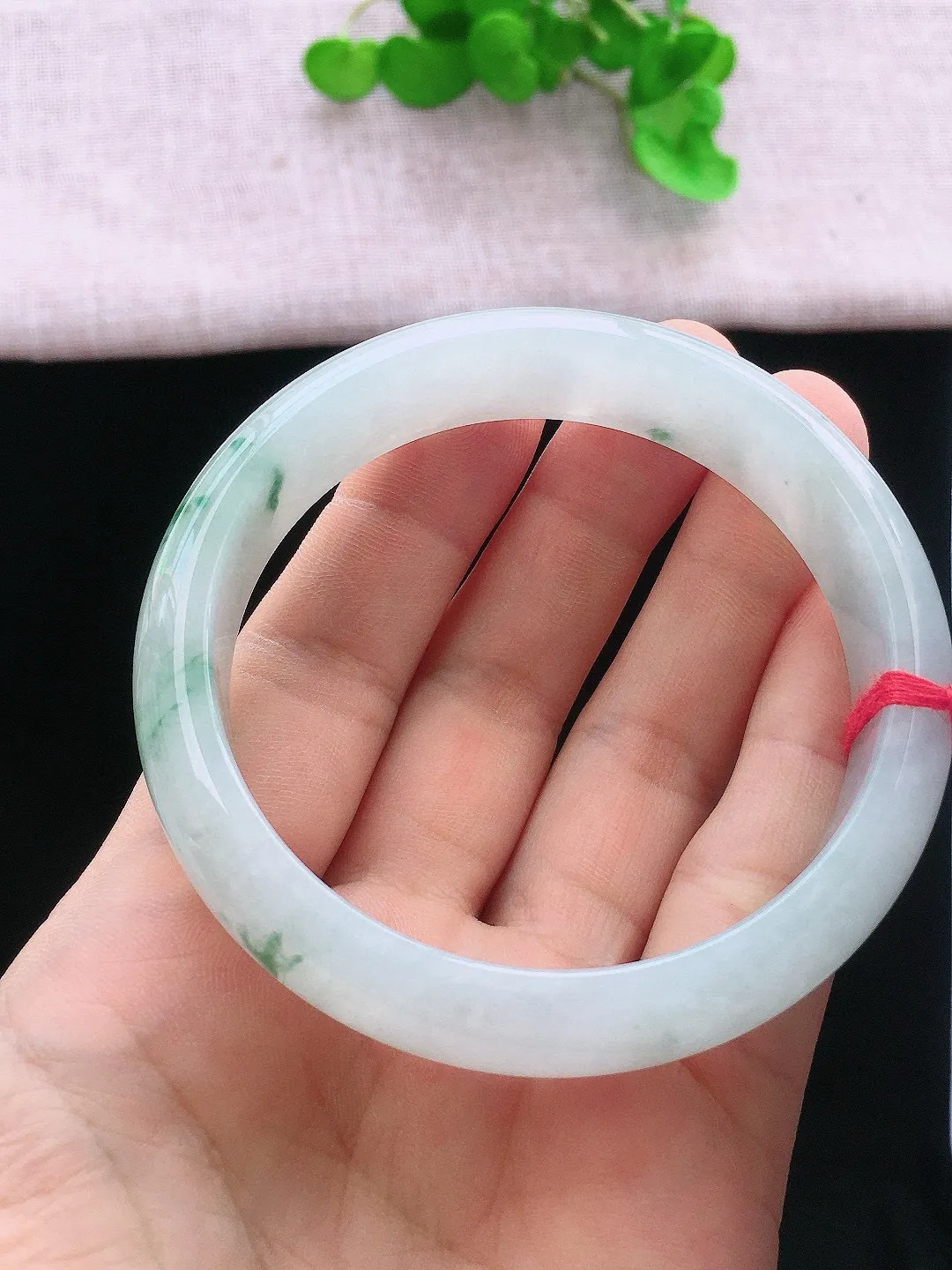 正圈60-61可戴，种老水足，尺寸60.5/14.5/7.6mm，飘绿花大圈口正圈翡翠手镯