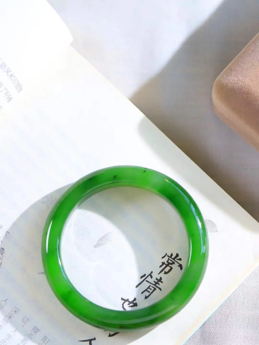 （碧色荡漾.手镯）

精品️和田玉碧玉手镯，灼灼其华想像靓妆淡伫 ，腕间绿意跳脱冰壶莹，坐间静对，姑射仙姿潇洒处，艳冶最奇料子油润滋腻镯型饱满，手感上佳。重55克   内径55mm尺寸11.7-8.9mm   10702613T