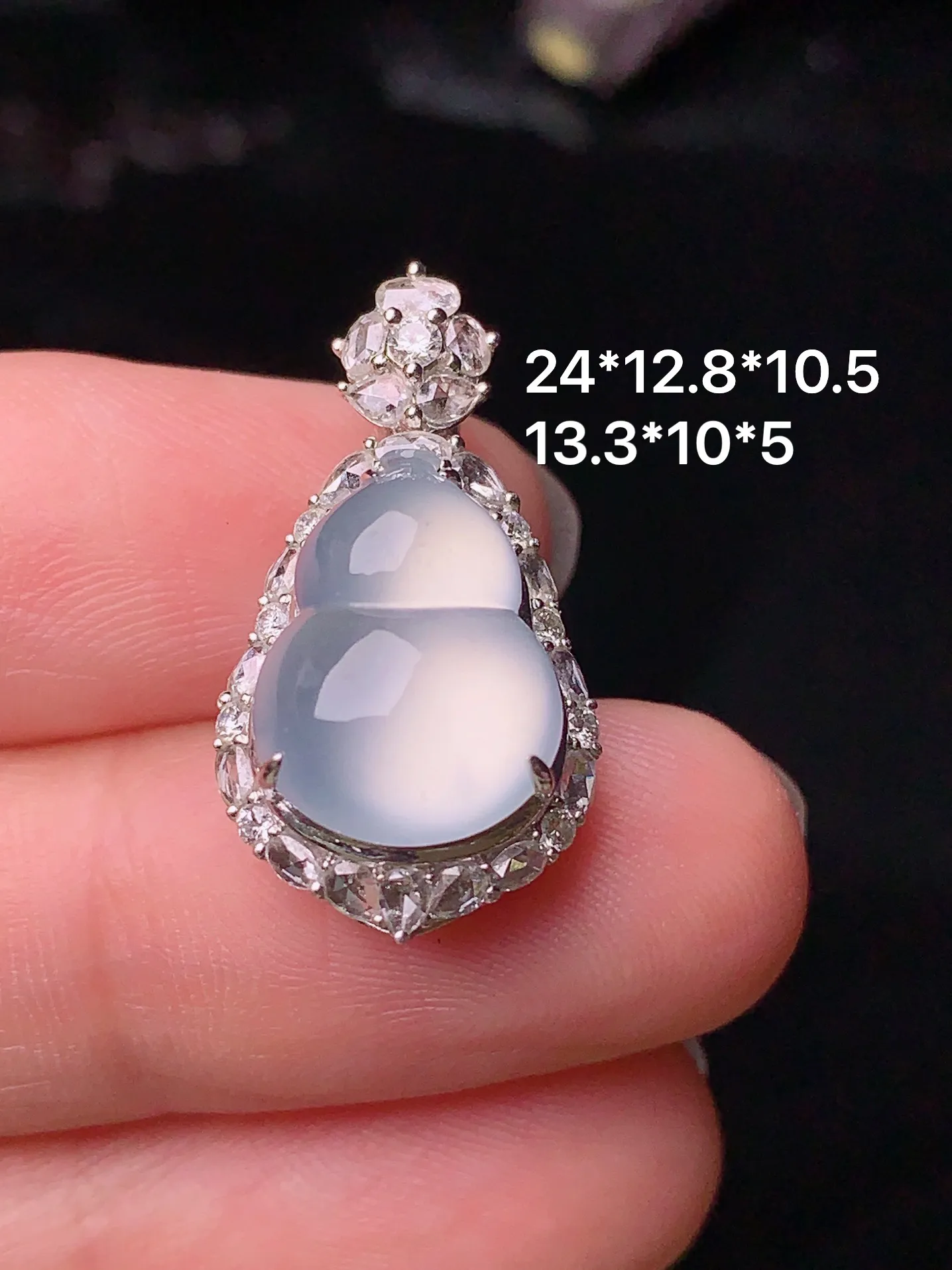 18k金钻镶嵌冰种葫芦吊坠 玉质细腻 色泽清新艳丽 整体尺寸24*12.8*10.5
