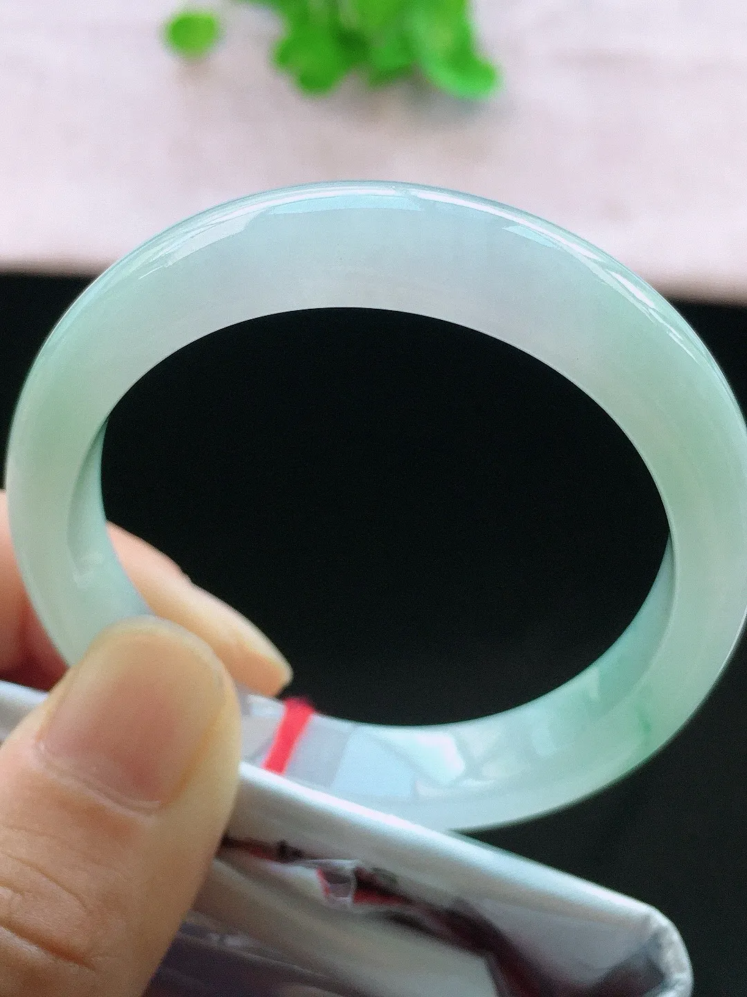 正圈51-52可戴，种老水足，尺寸53/9.8/6.7/47.5mm，冰飘绿贵妃翡翠手镯