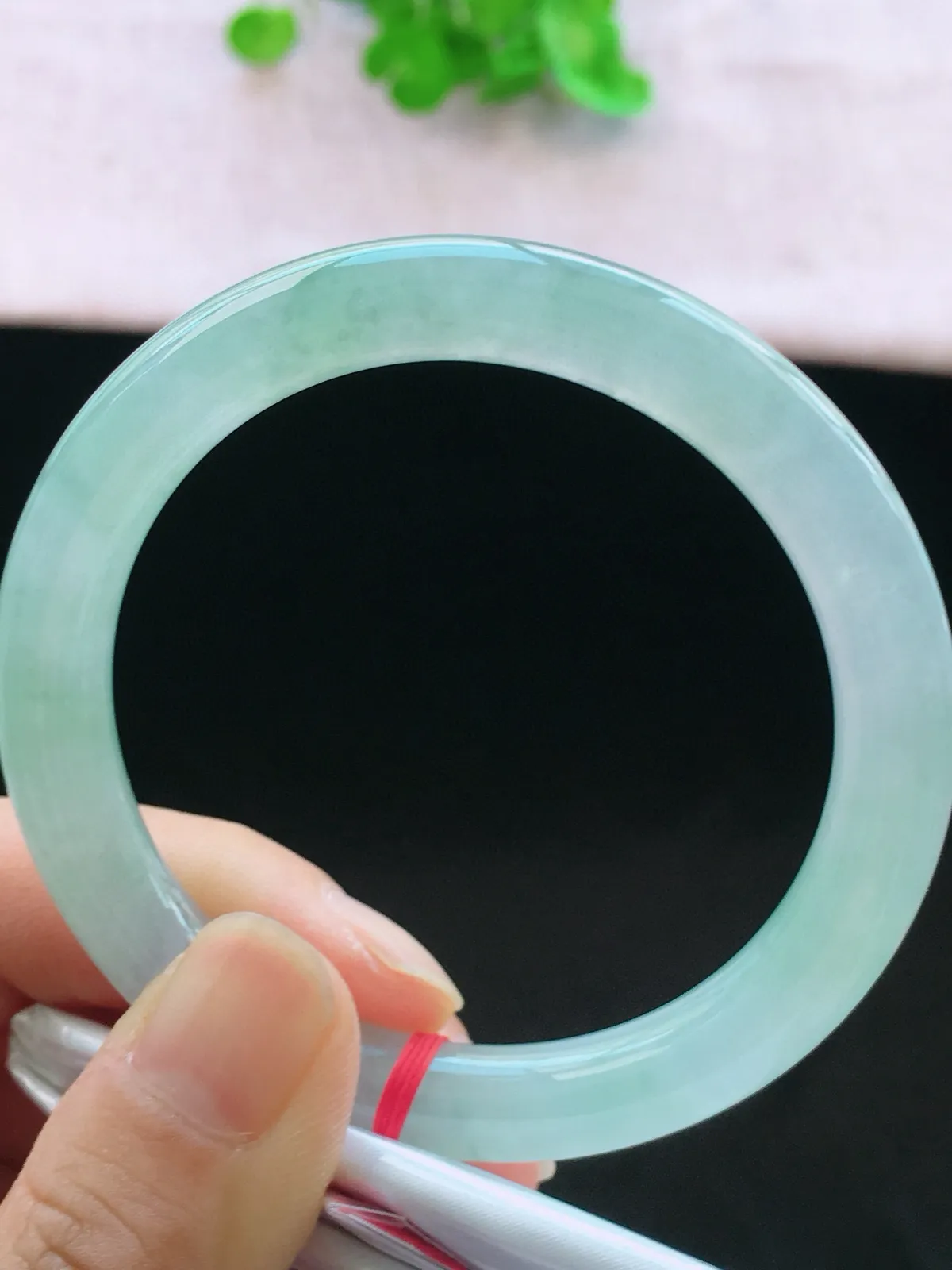 正圈55-56可戴，种老水足，尺寸54.2/8.9/8.5mm，底色圆条翡翠手镯