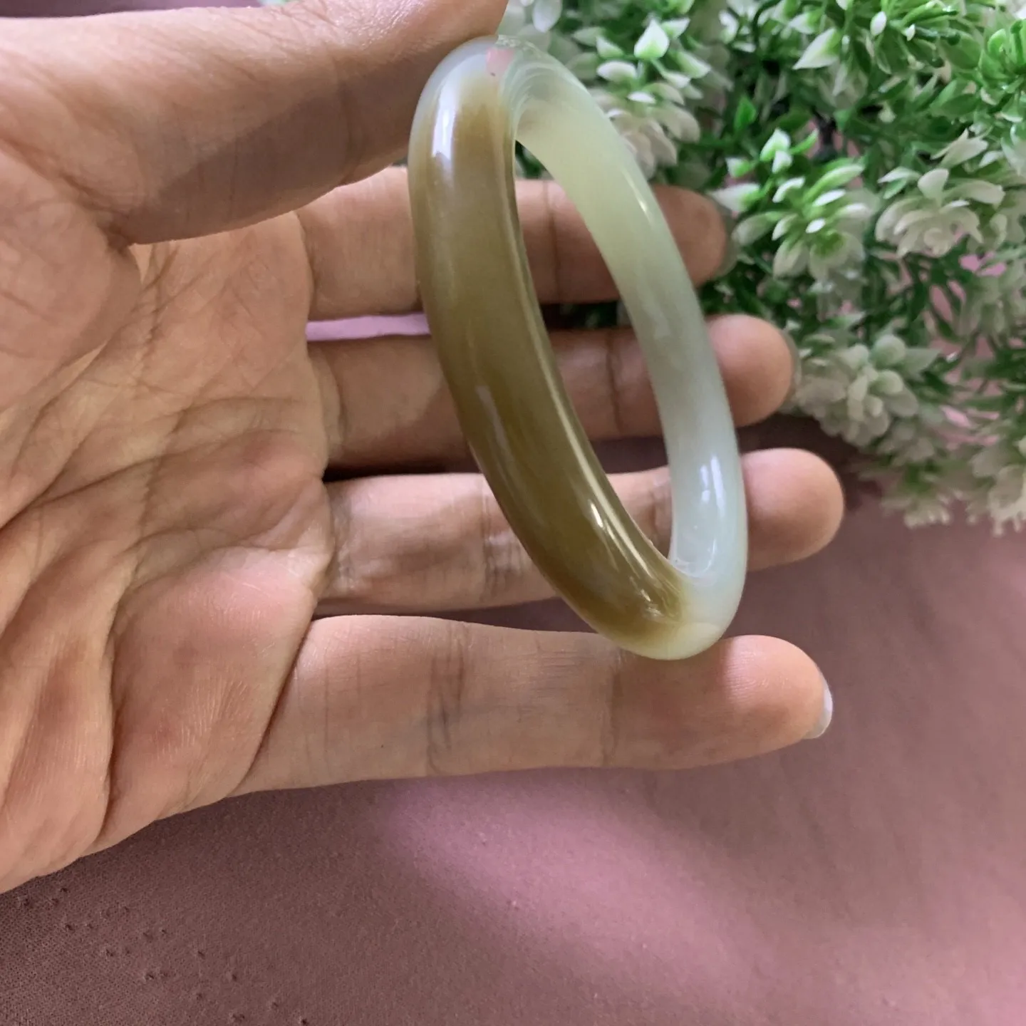 和田玉53.5圈口且末糖手镯！圈口53.5宽10玉质细腻油润 底色纯净 无裂无杂 脂粉好，品质好