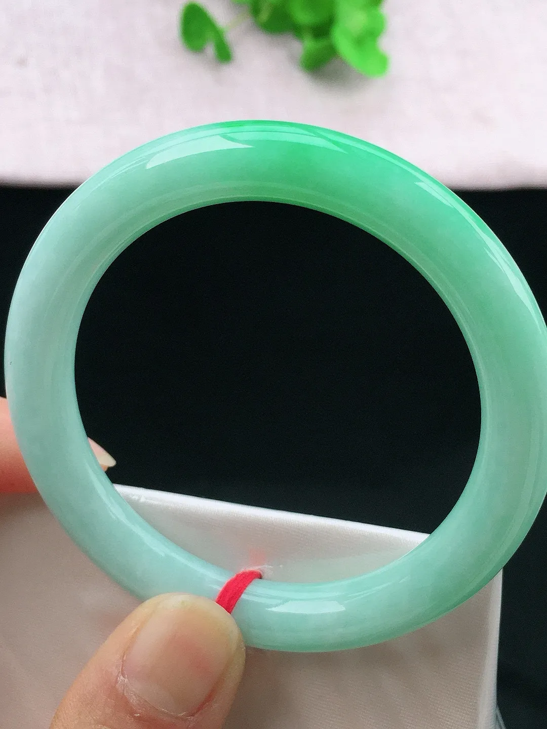 正圈55-56可戴，种老水足，尺寸54.6/8.8/8.8mm，冰飘绿圆条翡翠手镯