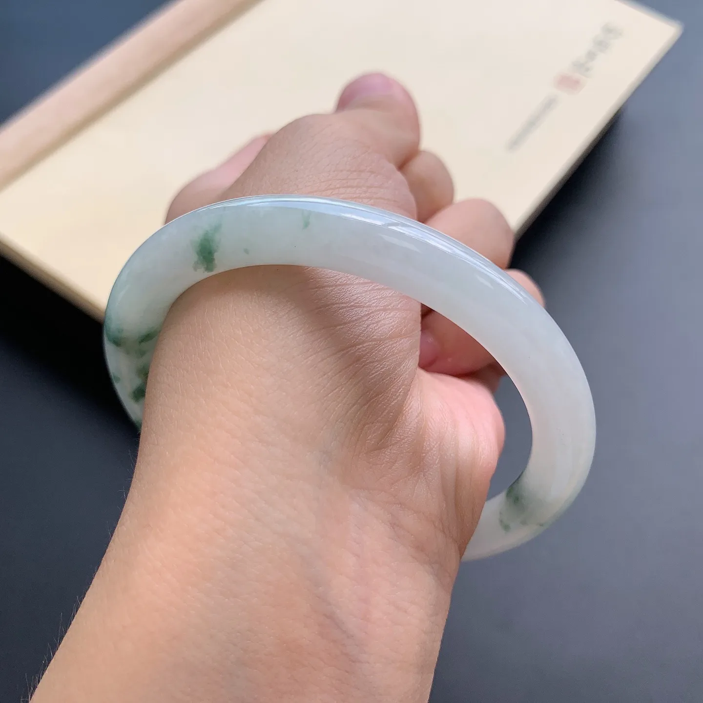58圈口飘花圆条手镯 尺寸：58-8.5，无纹裂，细腻光滑，花色飘逸