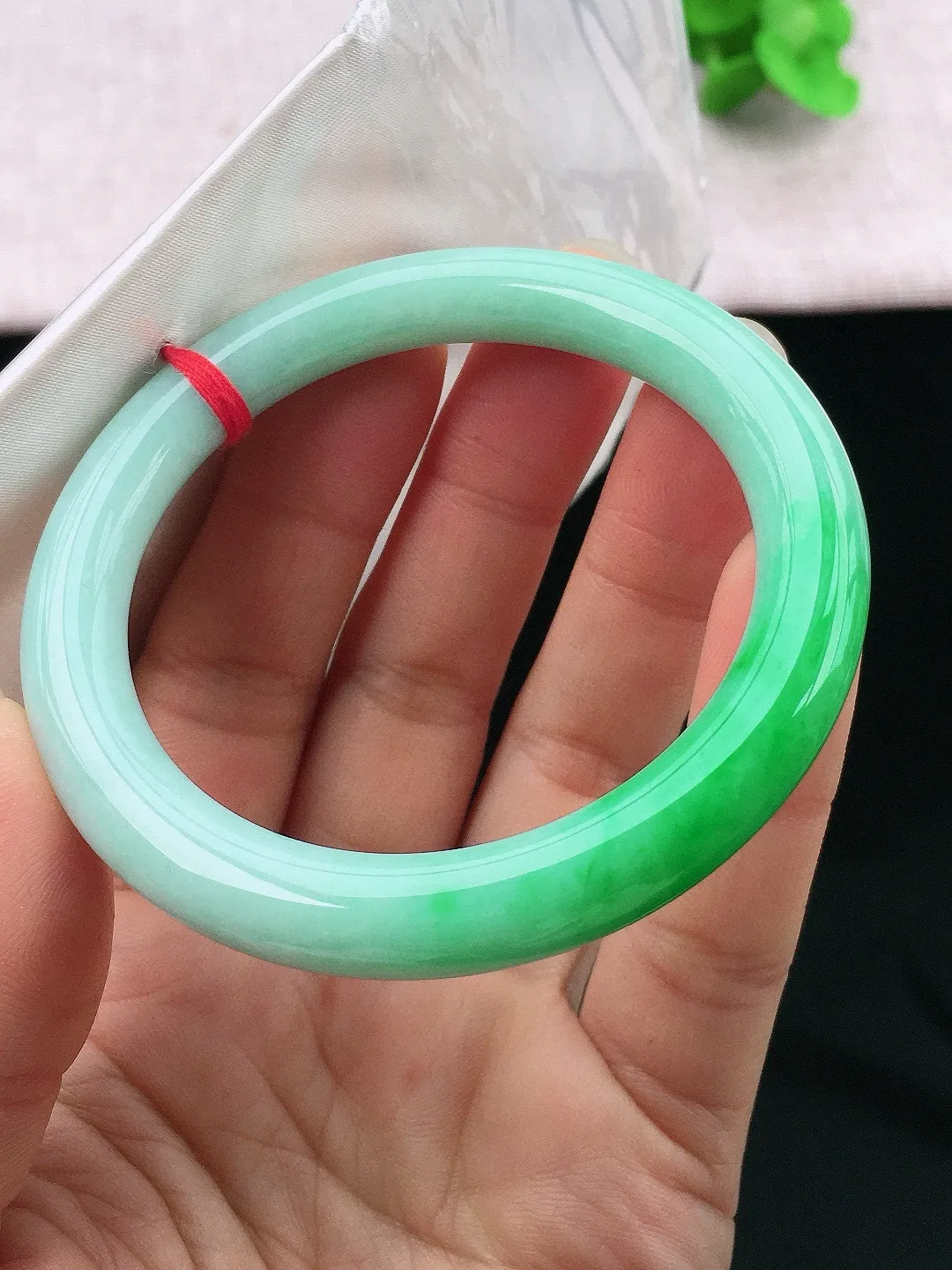 正圈55-56可戴，种老水足，尺寸54.6/8.8/8.8mm，冰飘绿圆条翡翠手镯