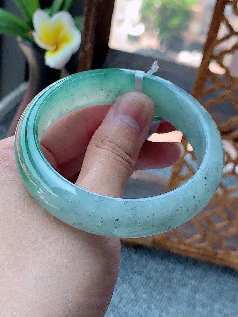 a货翡翠老坑飘绿宽边正装正圈手镯57-58圈口 尺寸57.3×15.8×7.7mm 重量67.40g 0726