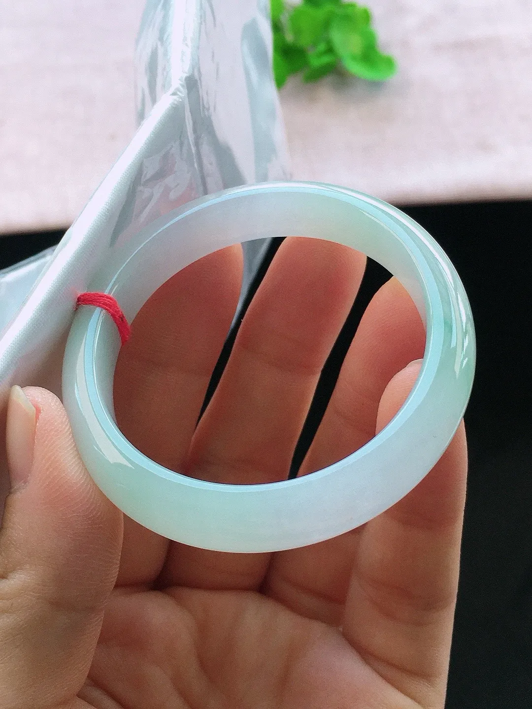 正圈51-52可戴，种老水足，尺寸53/9.8/6.7/47.5mm，冰飘绿贵妃翡翠手镯